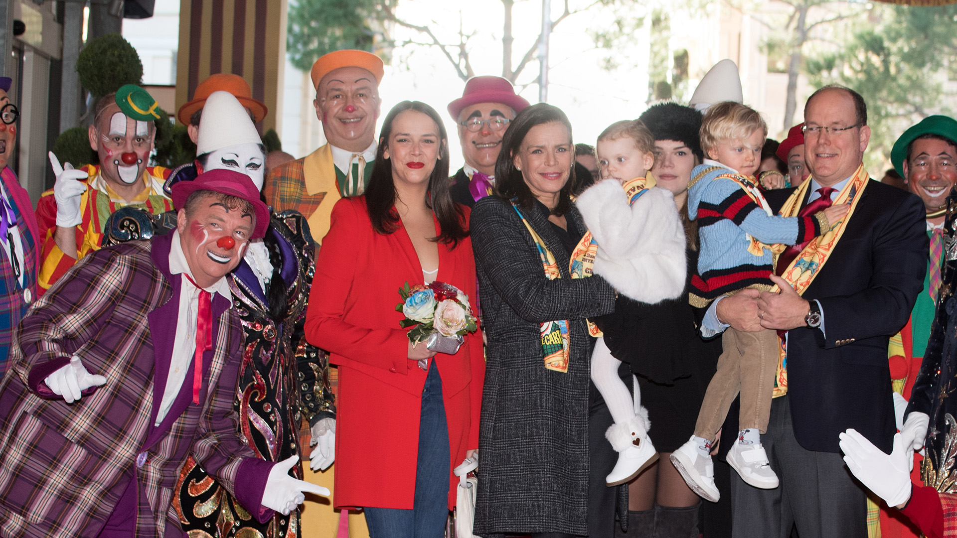 Alberto de Mónaco junto a su hermana Estefania, su sobrina Pauline y sus hijos Jacques y Gabriella, en el 42° Festival Internacional de Circo de Monte Carlo