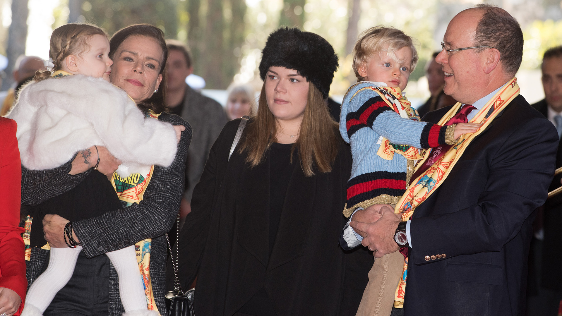 Camille junto a su madre Estefanía, su tío Alberto y sus sobrinos Jacques y Gabriella