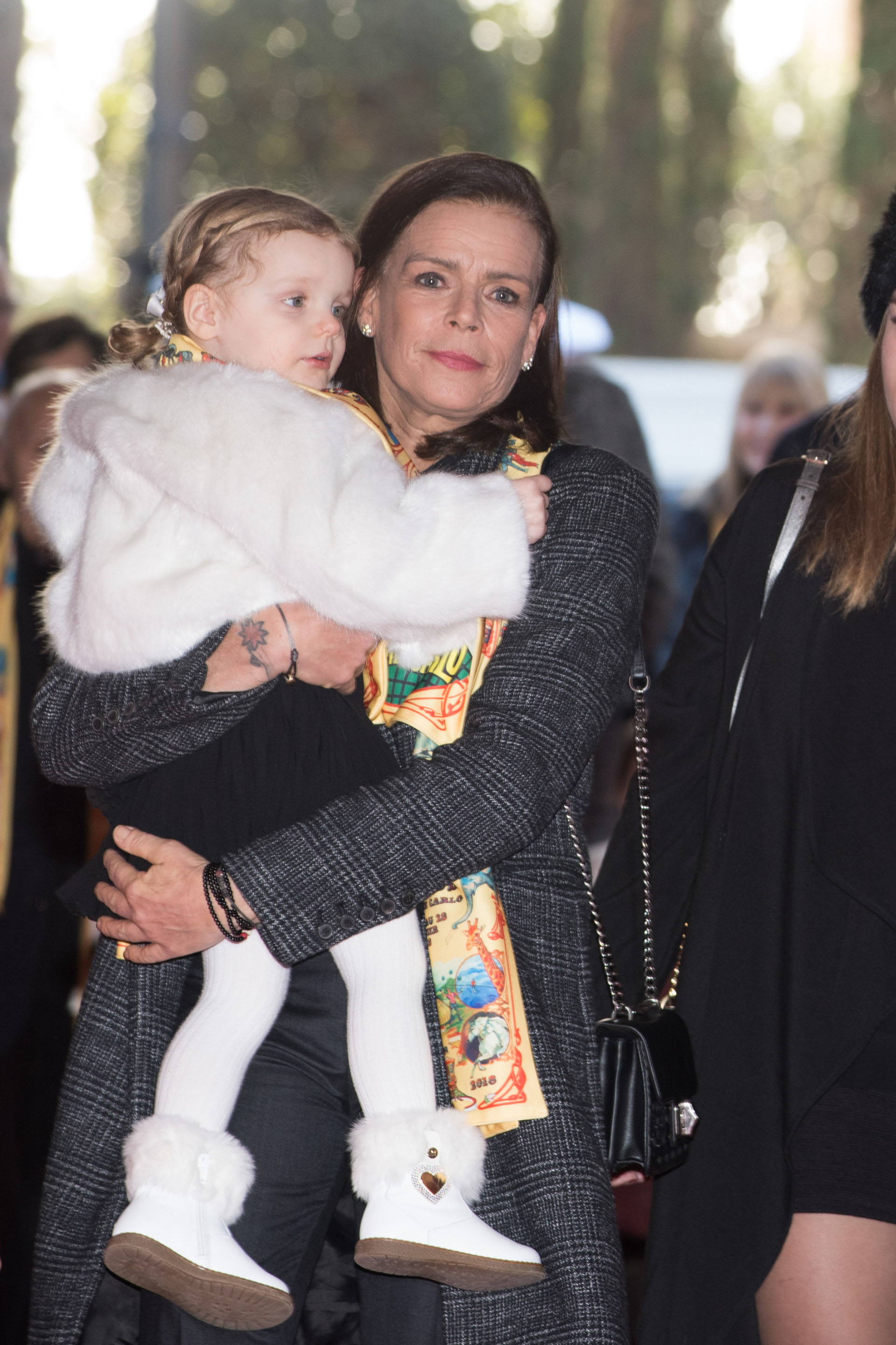La princesa Gabrielle , en brazos de su tía Estefanía