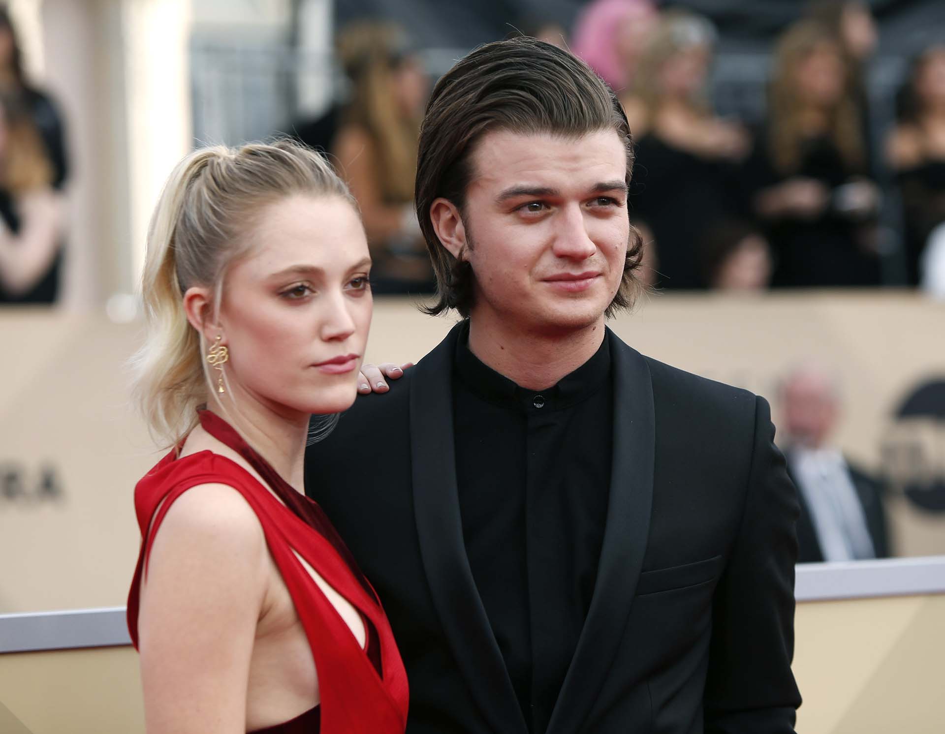 Maika Monroe y Joe Keery (REUTERS/Monica Almeida