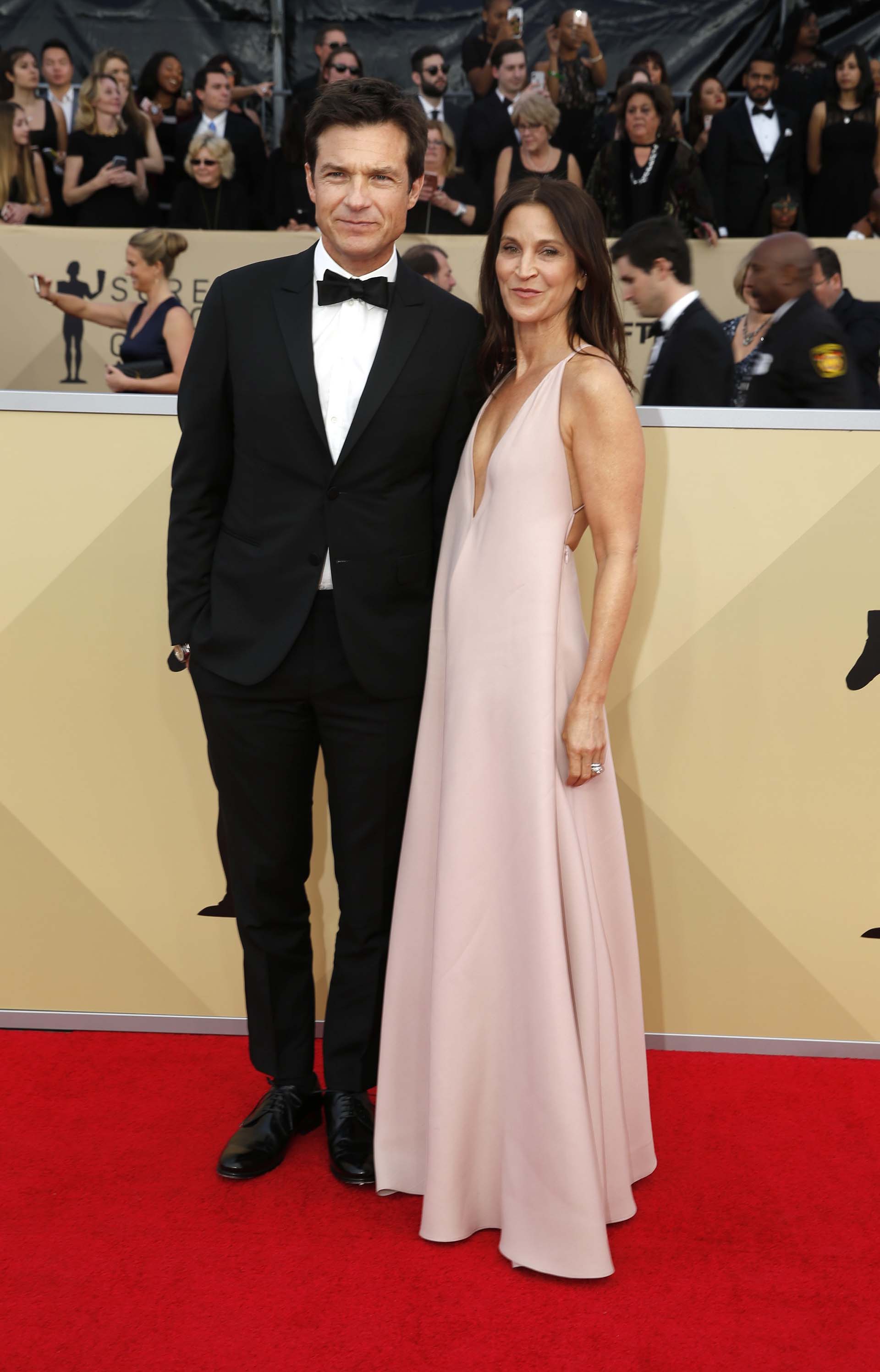 Jason Bateman y Amanda Anka (REUTERS/Monica Almeida)