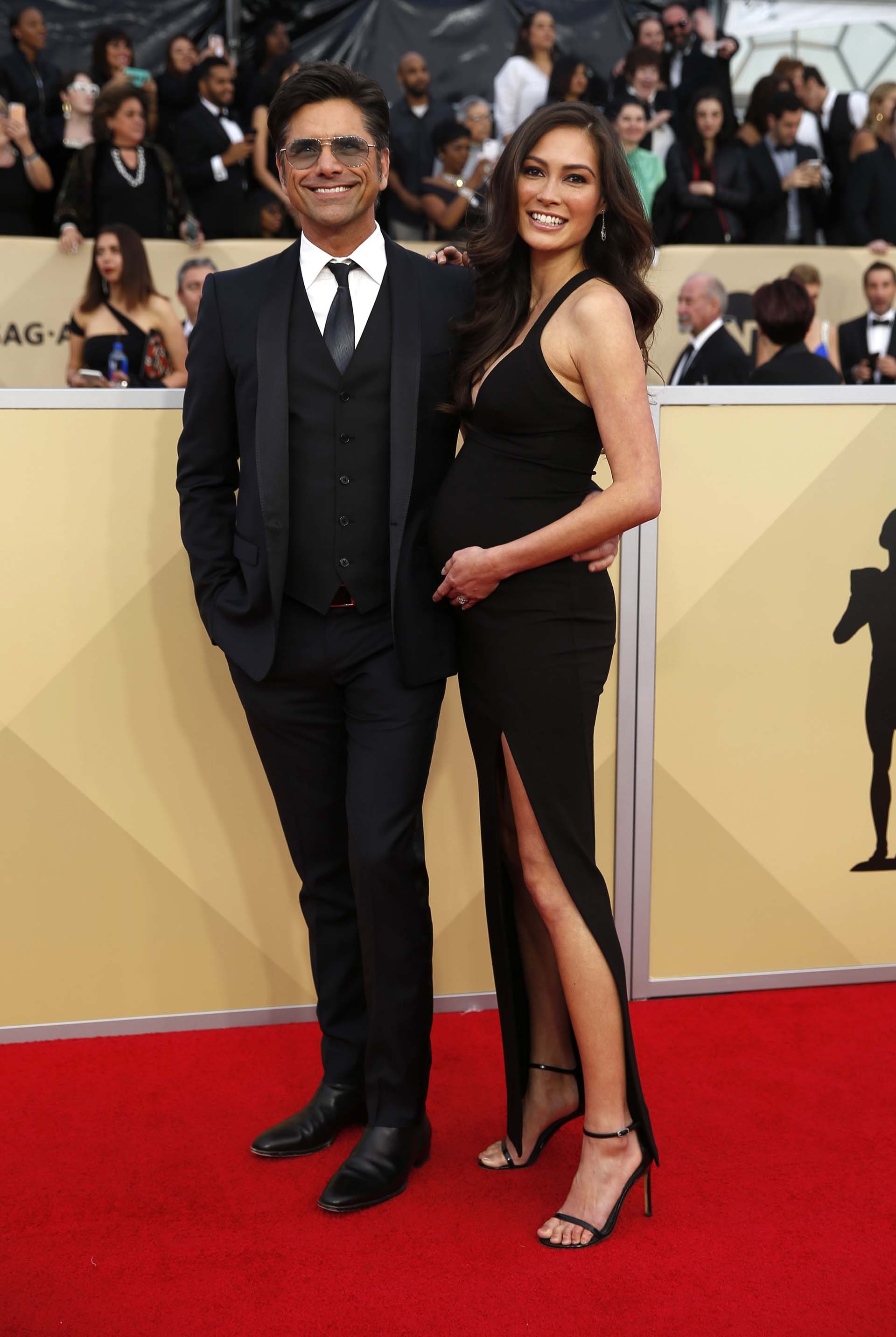 John Stamos y Caitlin McHugh (REUTERS/Monica Almeida)