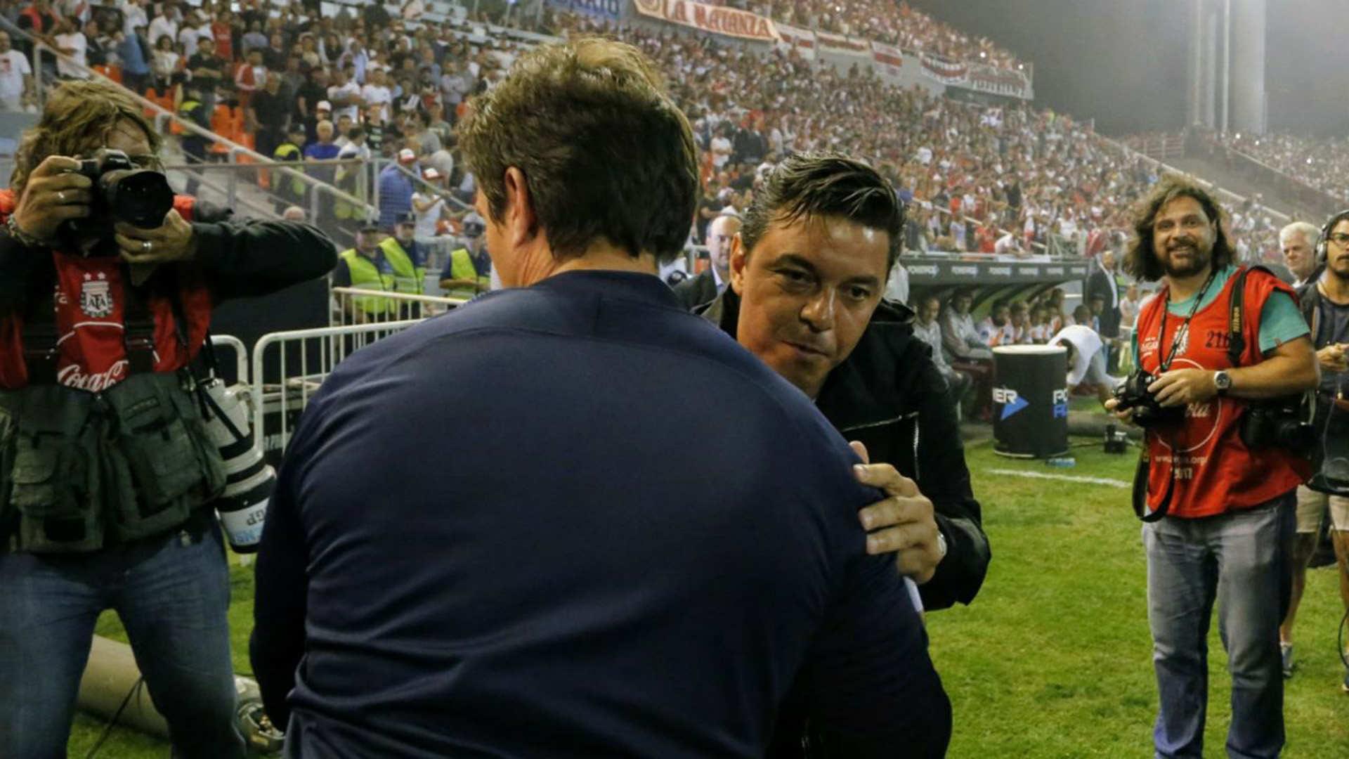 Saludo de protocolo entre Gallardo y Guillermo antes de comenzar el partido