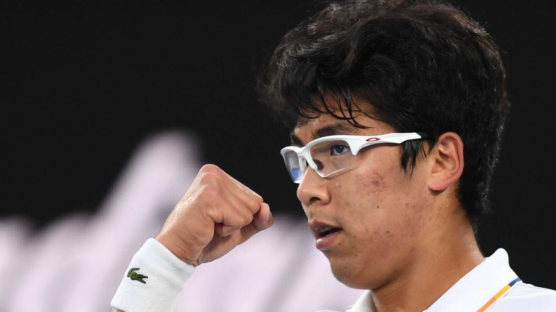 El tenista surcoreano Hyeon Chung reacciona durante su partido de la cuarta ronda del Abierto de Australia contra el serbio Novak Djokovic, en Melbourne, Australia (EFE/ Lukas Coch)