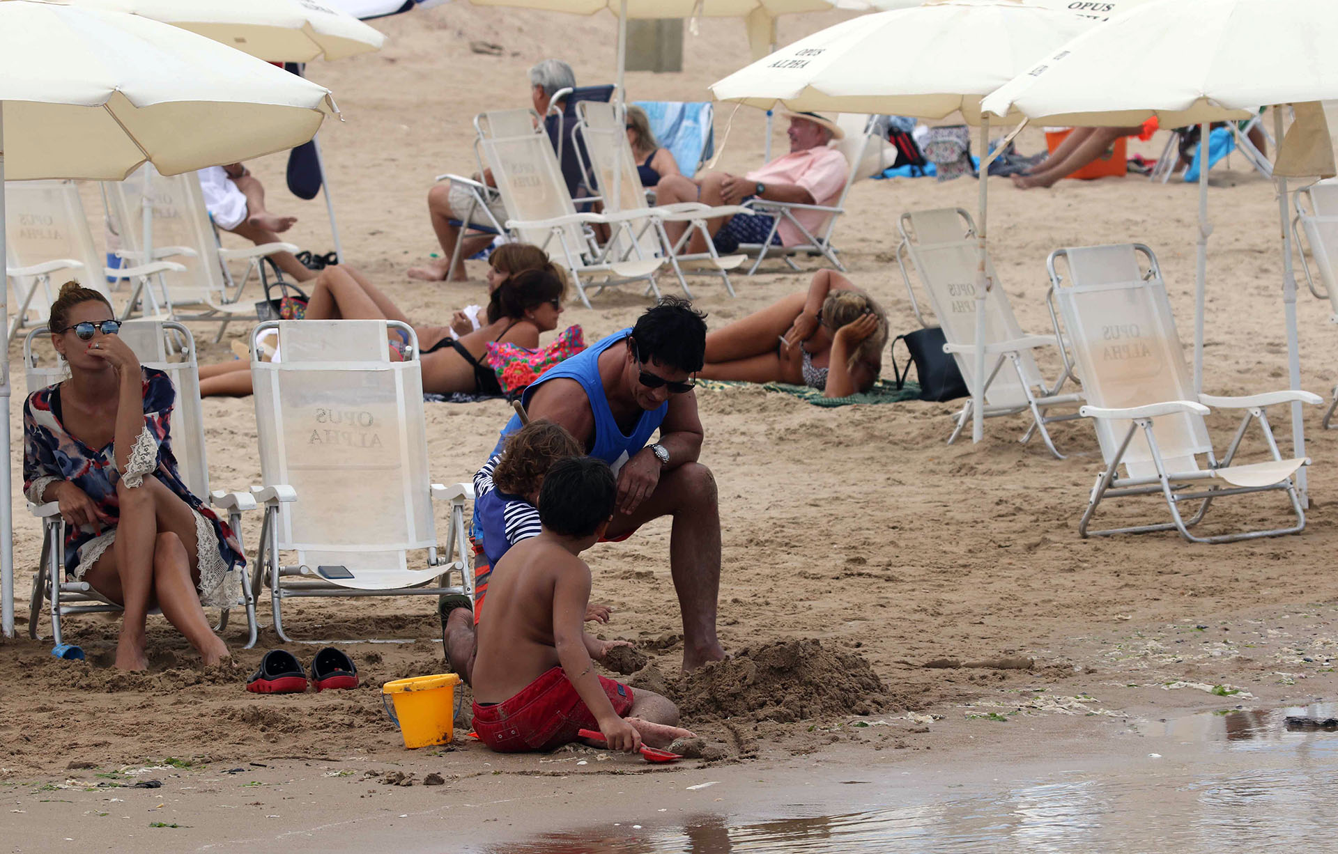 El galán de telenovelas aprovechó para jugar con los pequeños en la playa
