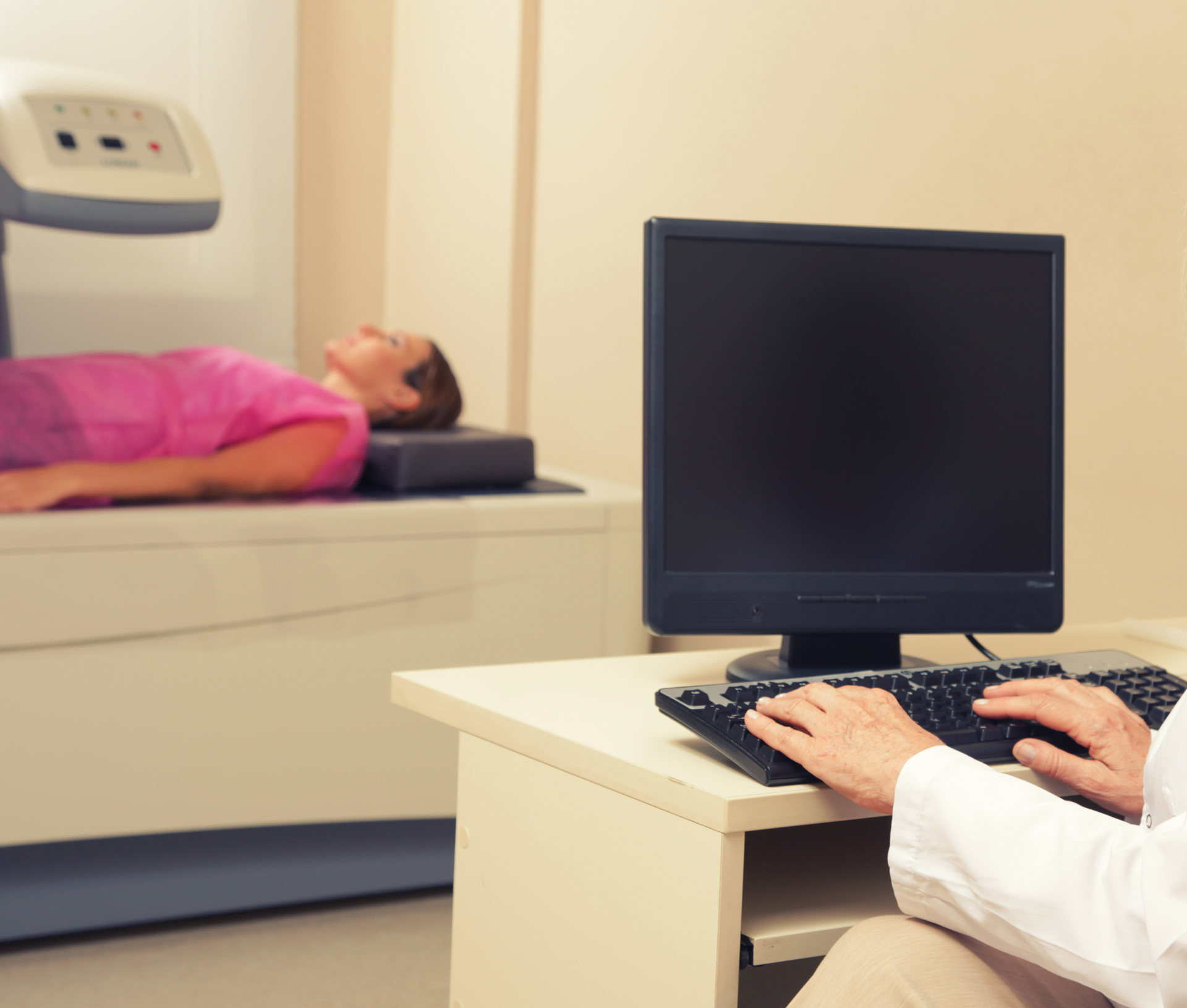 Una de cada 5 mujeres de más de 50 años padece osteoporosis, que es el deterioro gradual de la masa ósea (Getty Images)