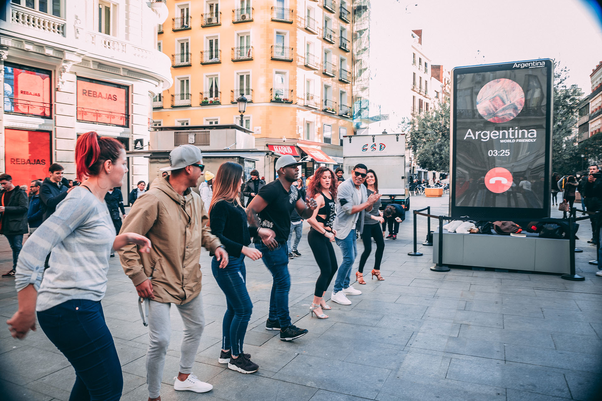 Muchos se animaron a atender el llamado que llegaba desde Argentina, y hasta hubo baile.