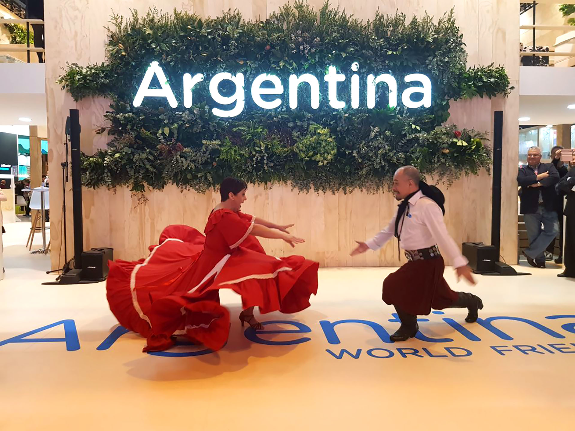 A puro espectáculo: el stand argentino en FITUR se lució con shows de varios rincones del país y atrajo a miles de visitantes.