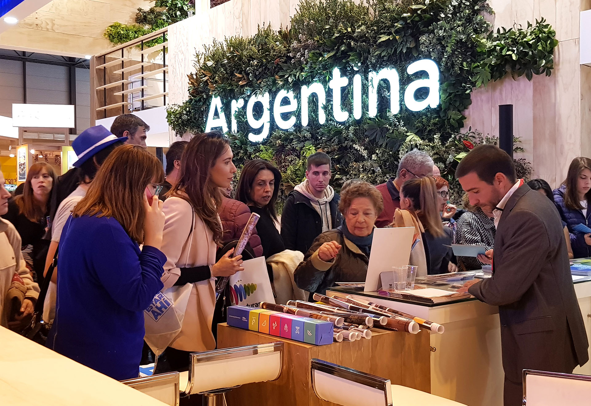 Sábado y domingo, la feria estuvo abierta al público general. Turistas de todo el mundo se detuvieron en el stand argentino para conocer más del país.