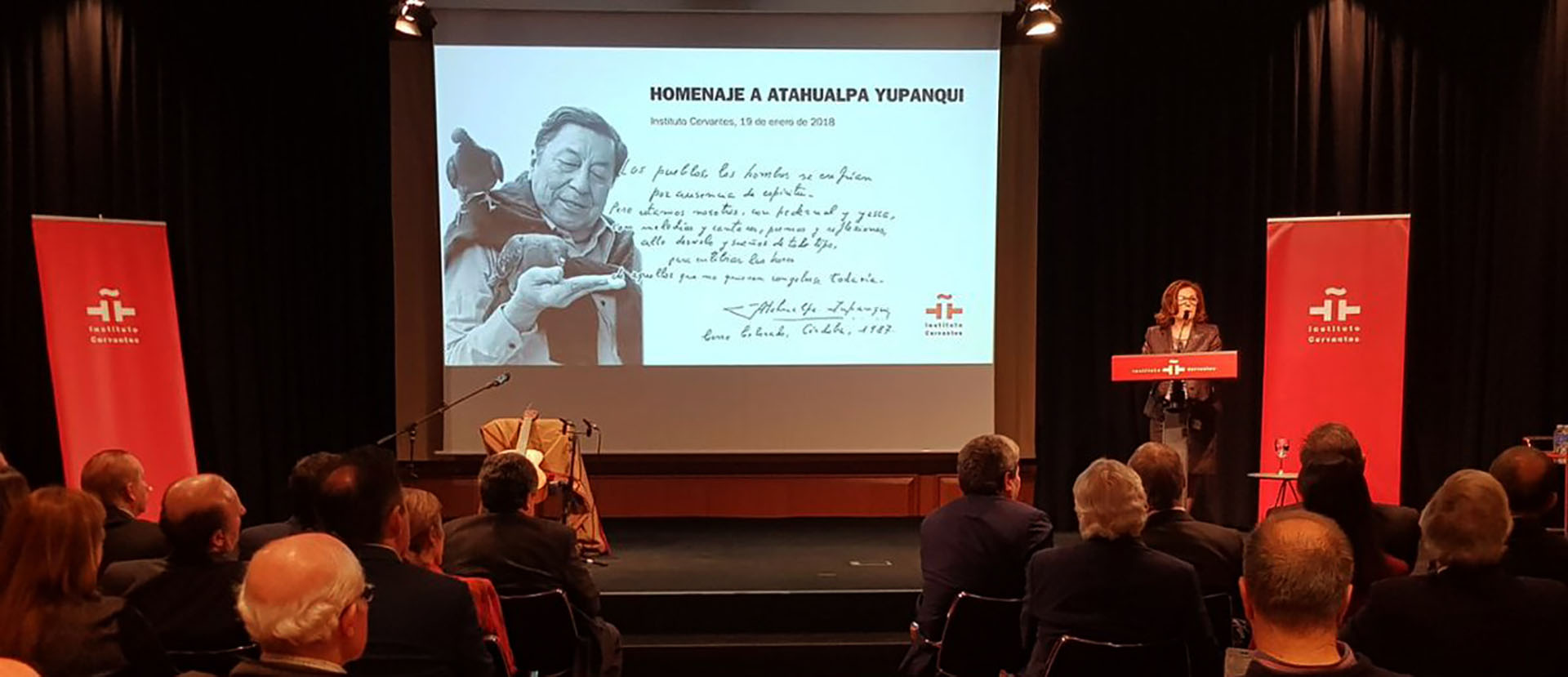 Patrimonio argentino en España: se hizo un homenaje al cantautor Atahualpa Yupanqui en el instituto Cervantes de Madrid. Su hijo, Roberto Chavero, depositó en la Caja de las Letras del Instituto el legado de su padre.