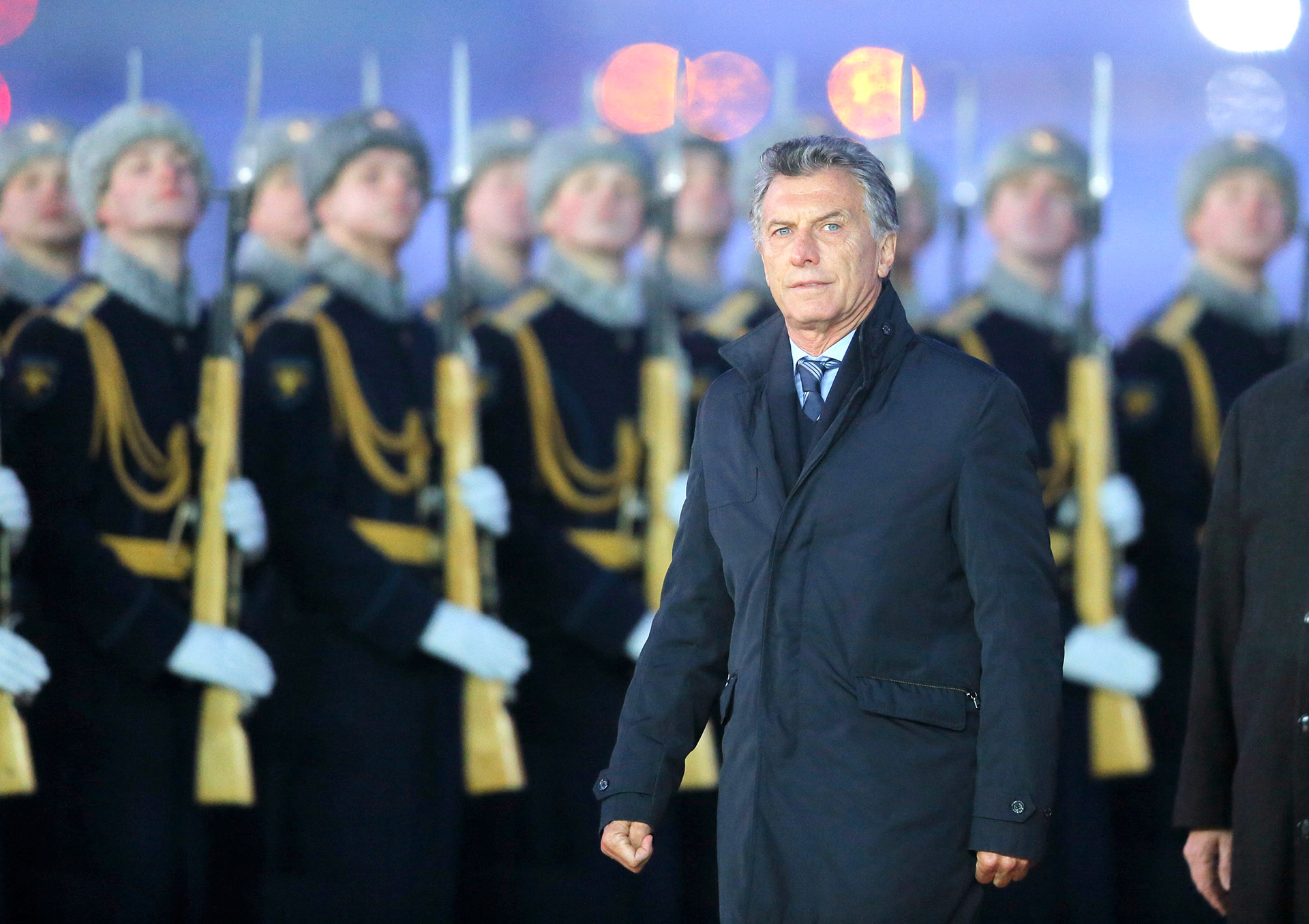 El presidente de Argentina, Mauricio Macri (d), durante una ceremonia de bienvenida celebrada en su honor en Moscú
