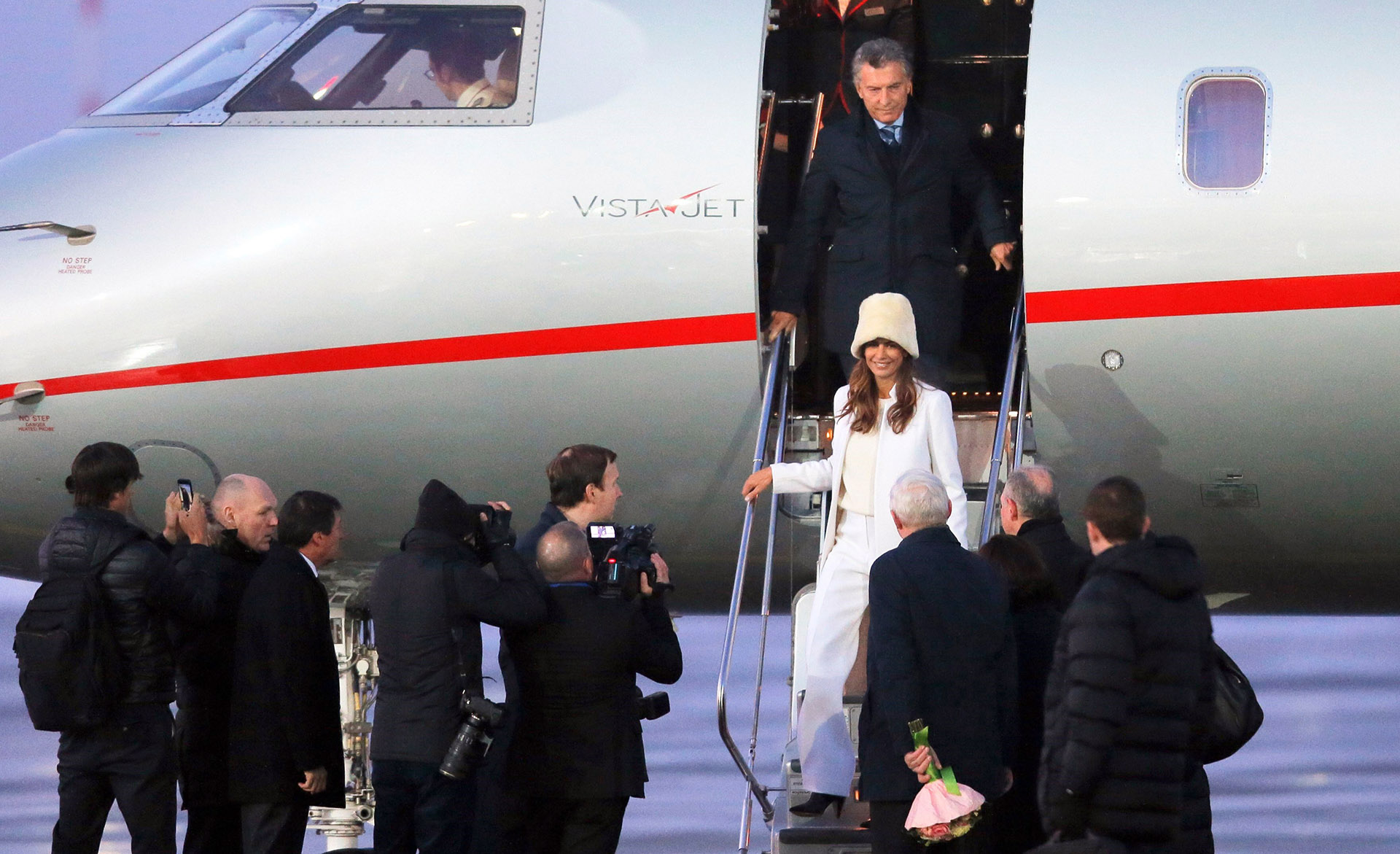 Mauricio Macri y su mujer, Juliana Awada, sonríen a su llegada a una ceremonia de bienvenida celebrada en su honor en Moscú con motivo de su visita oficial al país, en la que Macri se reunirá con el presidente ruso, Vladimir Putin.