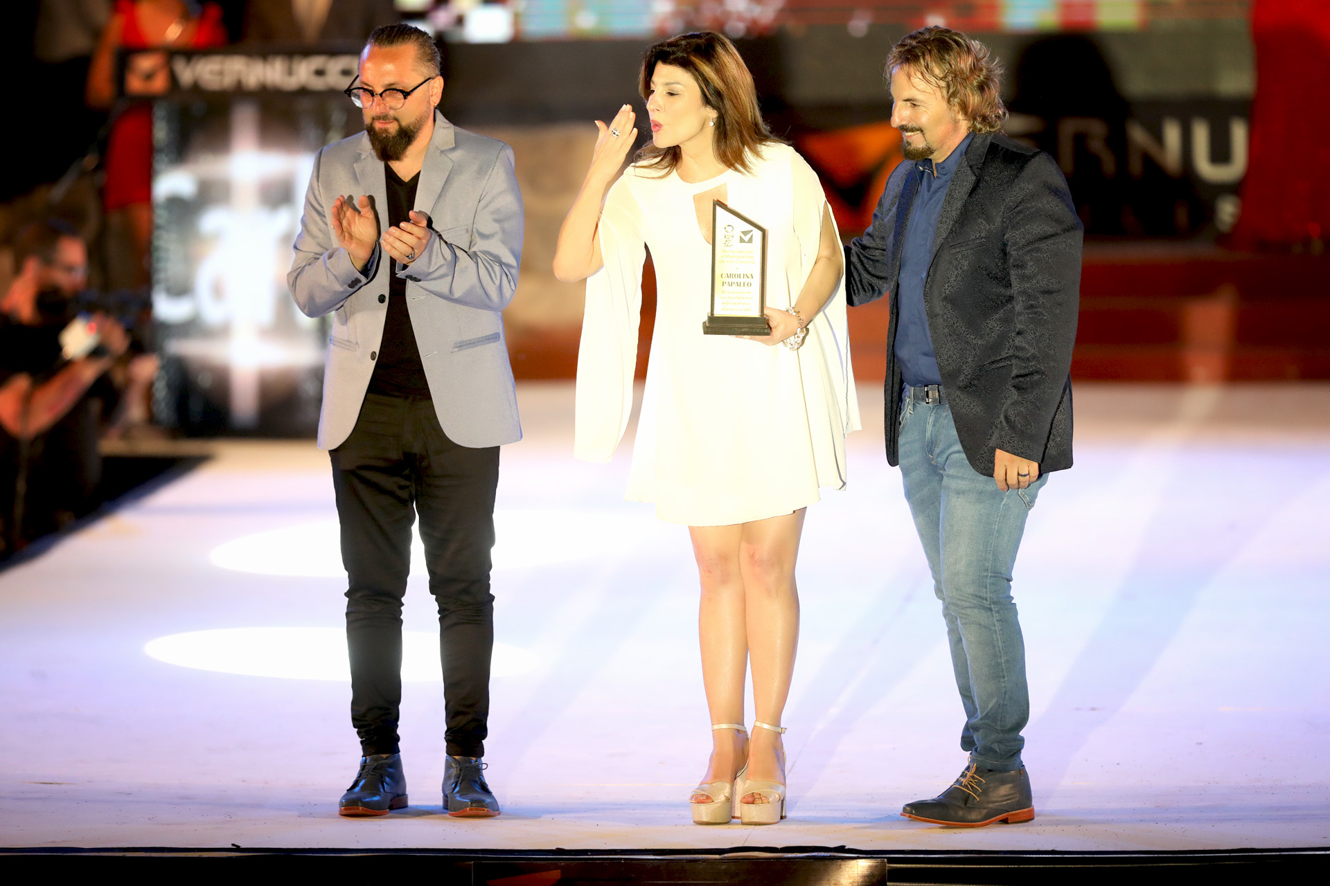 Carolina Papaleo recibió una distinción especial de los hermanos Vernucci