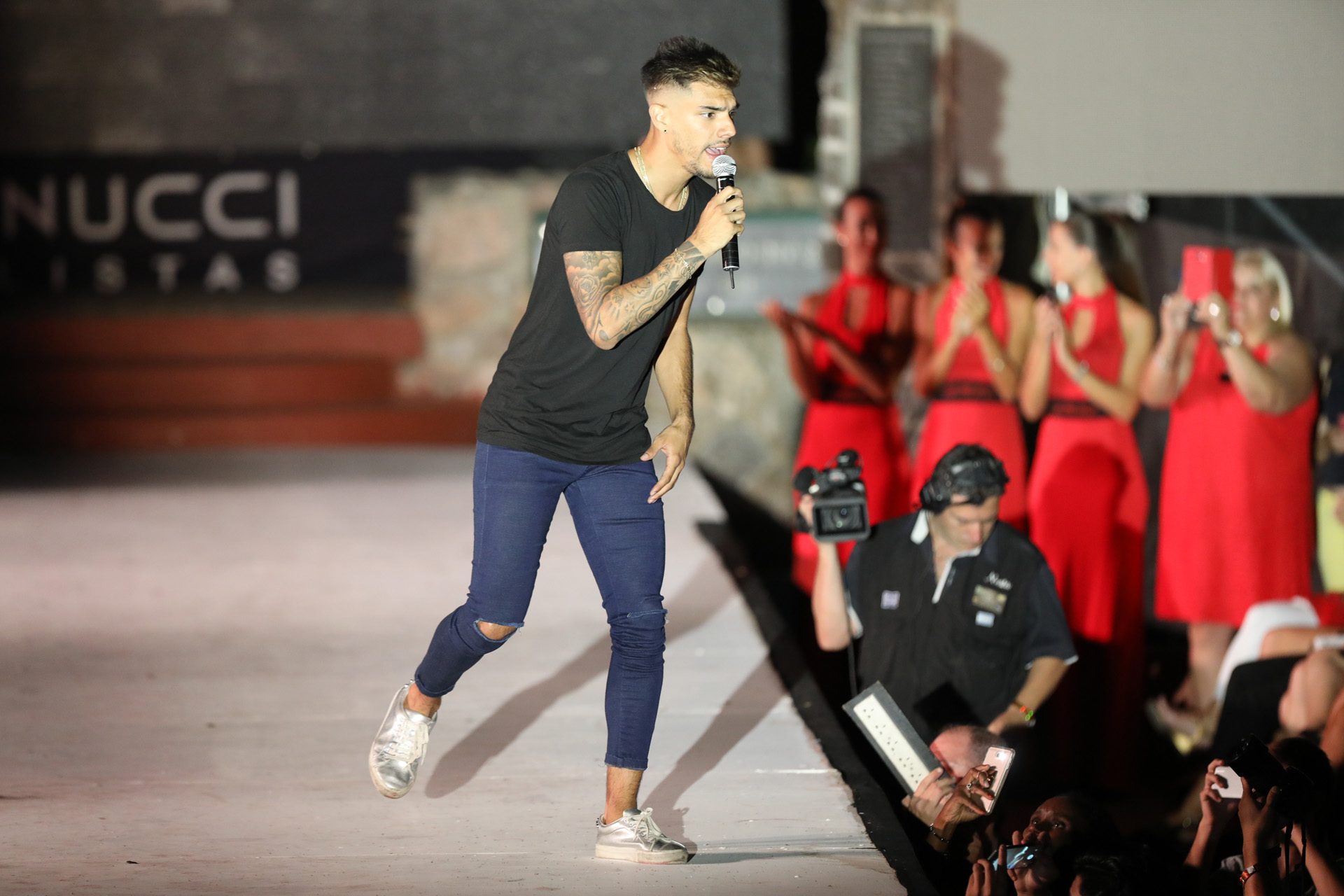 Tyago Griffo cantó un tema en el desfile