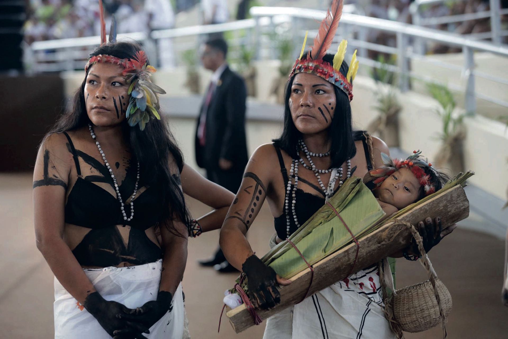 En Puerto Maldonado el papa se reunirá con pueblos indígenas de la Amazonía y niños y adolescentes de un albergue. La ciudad amazónica, de casi 100.000 habitantes, concentra los principales problemas que amenazan al Perú: pobreza, abandono, discriminación, contaminación y actos ilícitos como la tala de madera y la minería ilegal, explotación laboral. Foto: Carlos Lezama/Agentur Andina/dpa/DDC