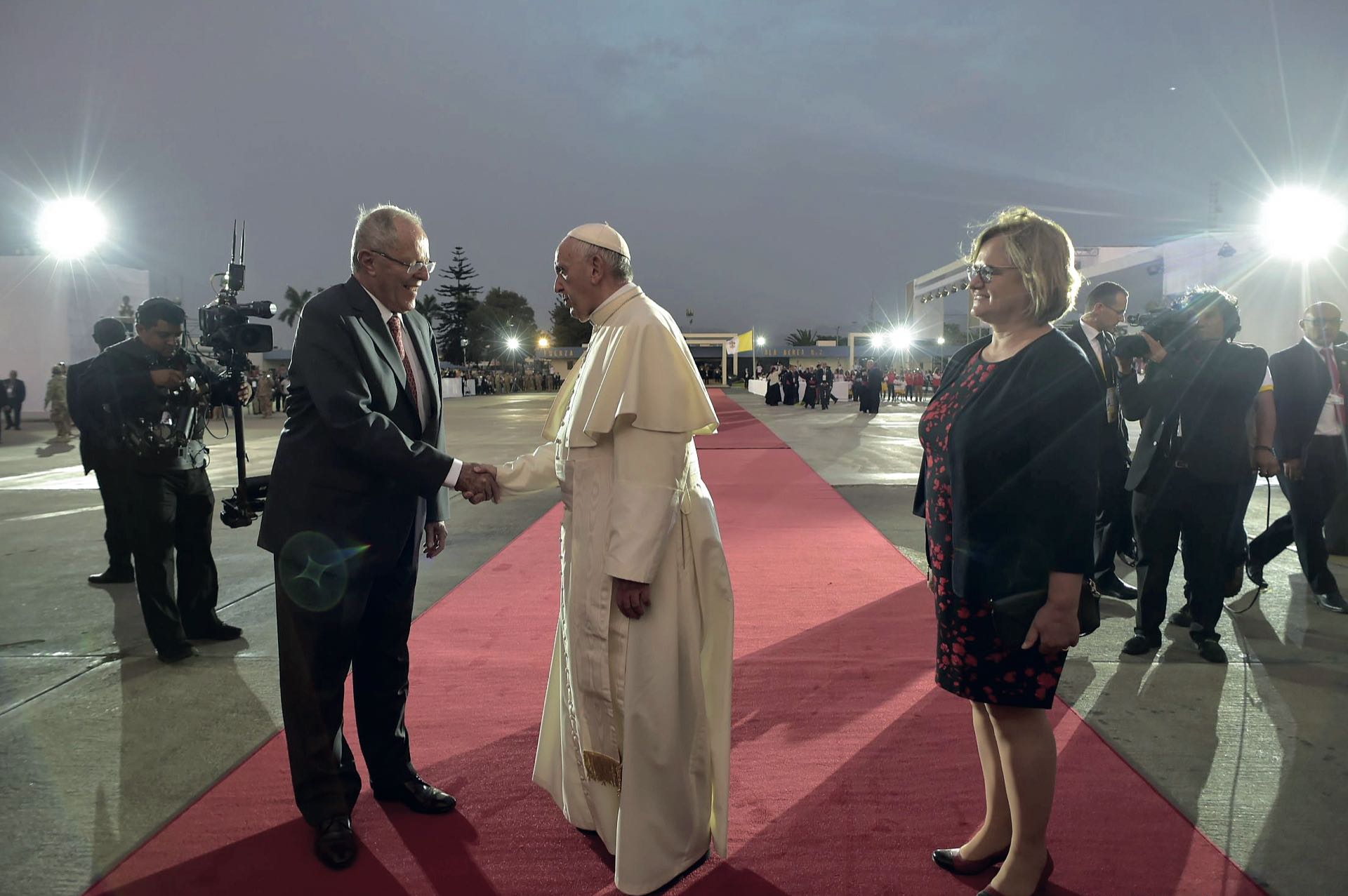 En el aeropuerto Jorge Chávez fue despedido por el presidente Pedro Kuczynski y su esposa./ AFP PHOTO / OSSERVATORE ROMANO / HO /