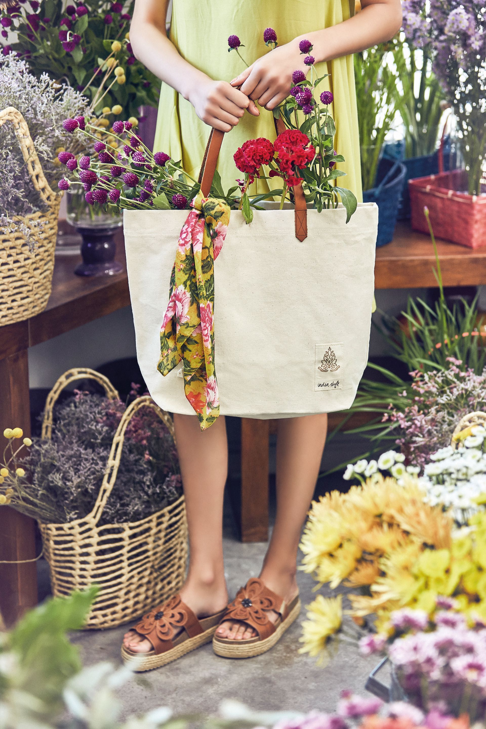 Bolso (antes $ 1.100, AHORA $ 990, India Style), vestido (antes $ 2.432, AHORA $ 1.216, Anónimas) y sandalias con base corrida (antes $ 1.403, AHORA $ 1.262,70, Citadina). (Fotos: Chino Toccalino/ Para Ti)