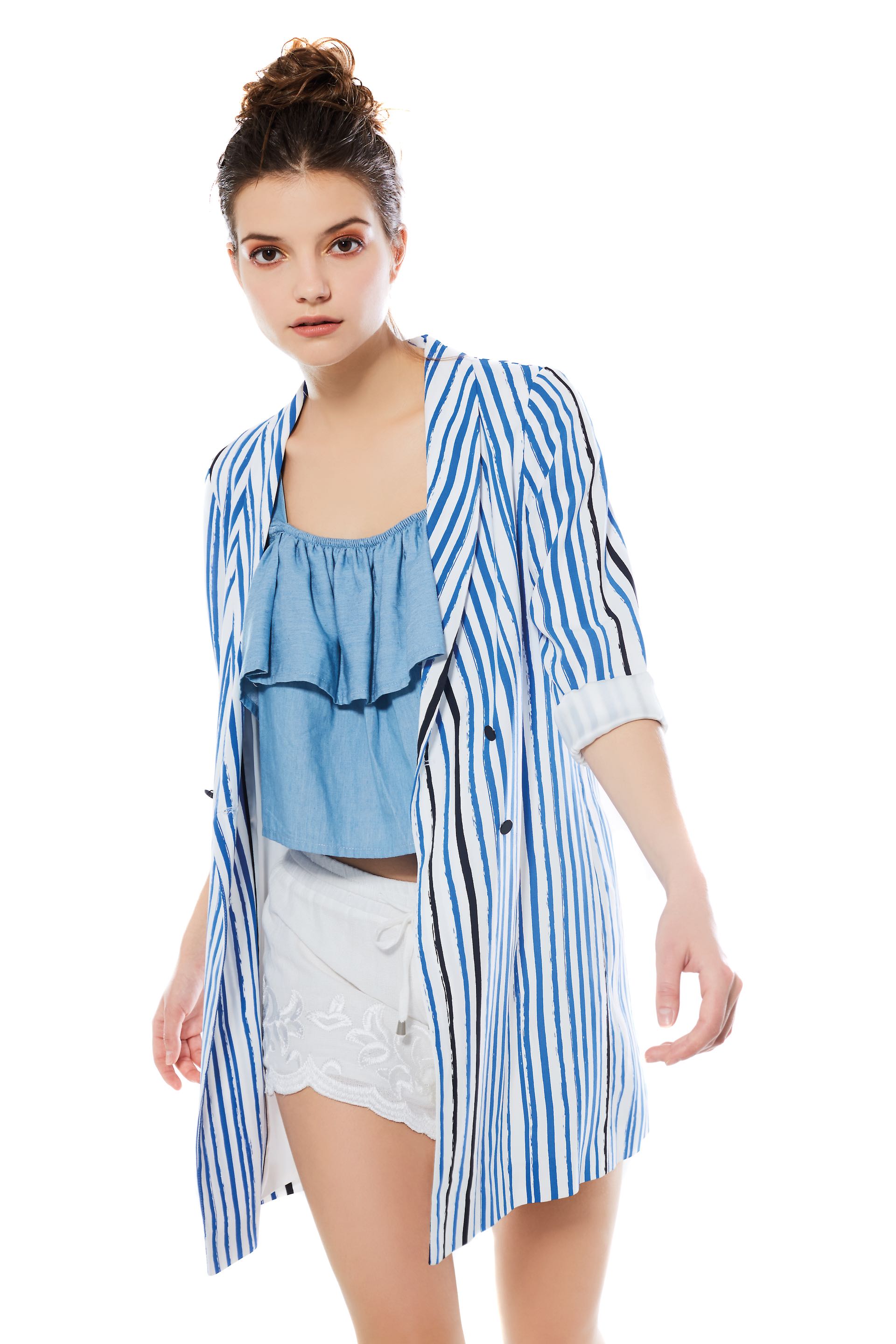 Short bordado (antes $ 1.090, AHORA $ 990, Ríe). Saco largo a rayas(antes $ 6.400, AHORA $ 4.000, Vitamina). Top de jean con volados(antes $ 899, AHORA $ 799, Ríe). (Fotos: Marcello Molinari/ Para Ti)