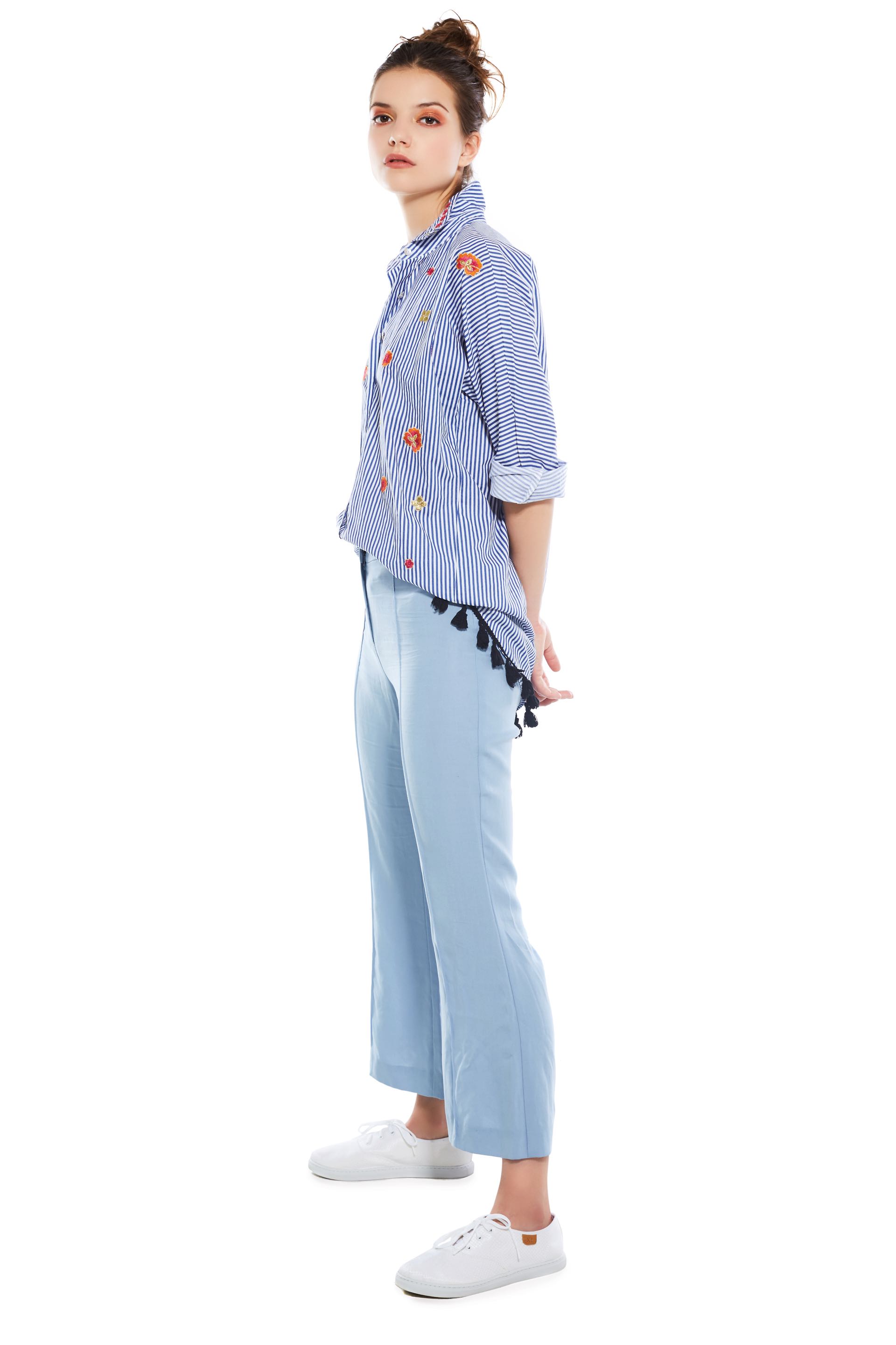 Pantalón Oxford corto (antes $ 2.600, AHORA $ 1.600, Uma). Zapatillas (antes $ 780, AHORA $ 720, XL Extra Large). Camisa bordada con pompones en el ruedo (antes $ 1.500, AHORA $ 1.275, India Style). ( Fotos: Marcello Molinari/ Para Ti)