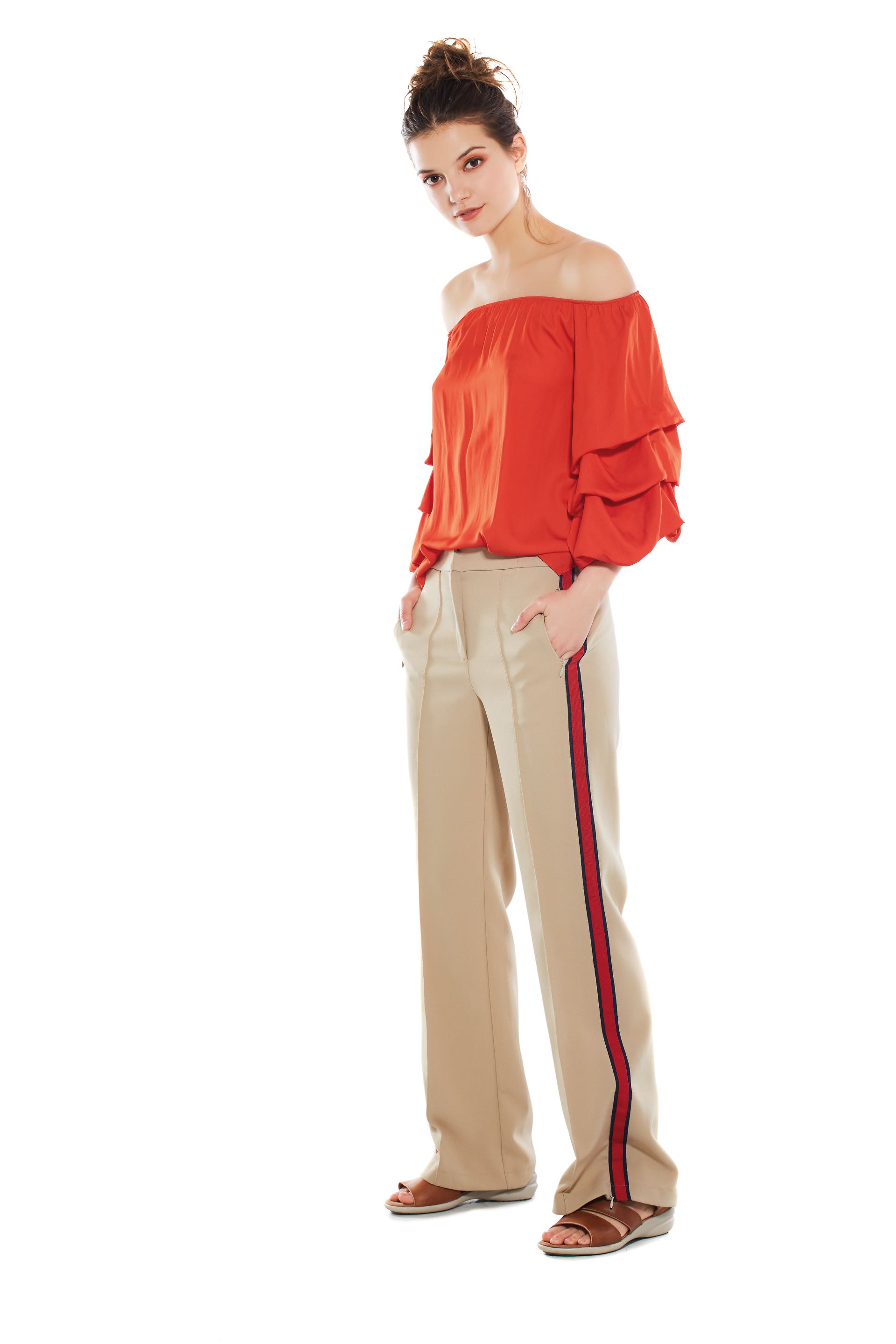 Camisa con volados en las mangas y hombros al descubierto (antes $ 1.980, AHORA $ 990, Markova). Pantalón de gabardina con tiras en los costados (antes $ 2.900, AHORA $ 1.600, Uma). Sandalias con tiras anchas de cuero (antes $ 1.012, AHORA $ 910,80, Citadina). (Fotos: Marcello Molinari/ Para Ti)