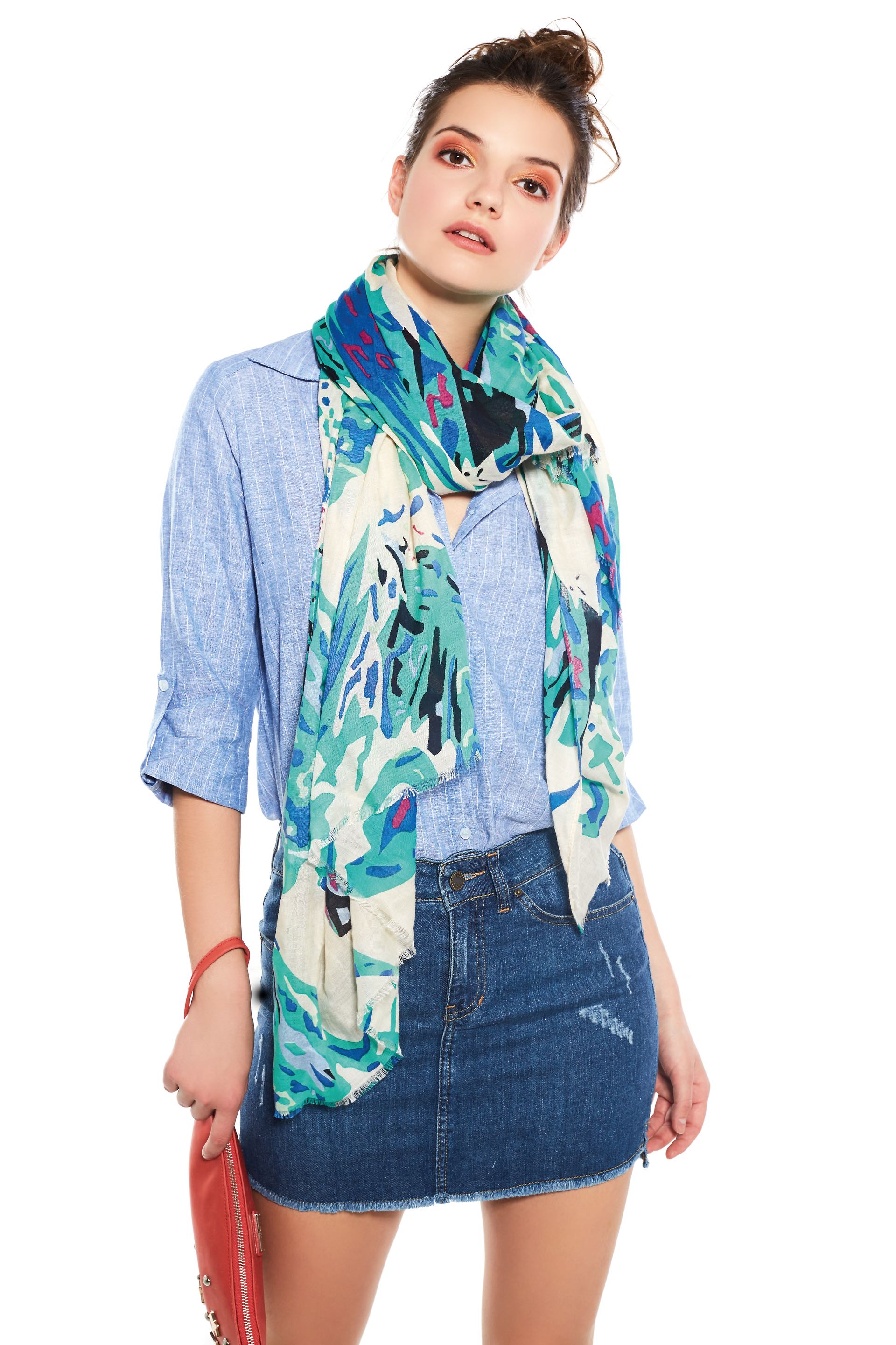 Mini de jean (antes $ 1.250, AHORA $ 875, Zhou). Camisa de lino a rayas (antes $ 1.120, AHORA $ 785, Zhoue). Pañuelo estampado (antes $ 790, AHORA $ 550, Vitamina). Sobre de cuero con apliques de estrellas (antes $ 1.460, AHORA $ 1.165, XL Extra Large). (Fotos: Marcello Molinari/ Para Ti)