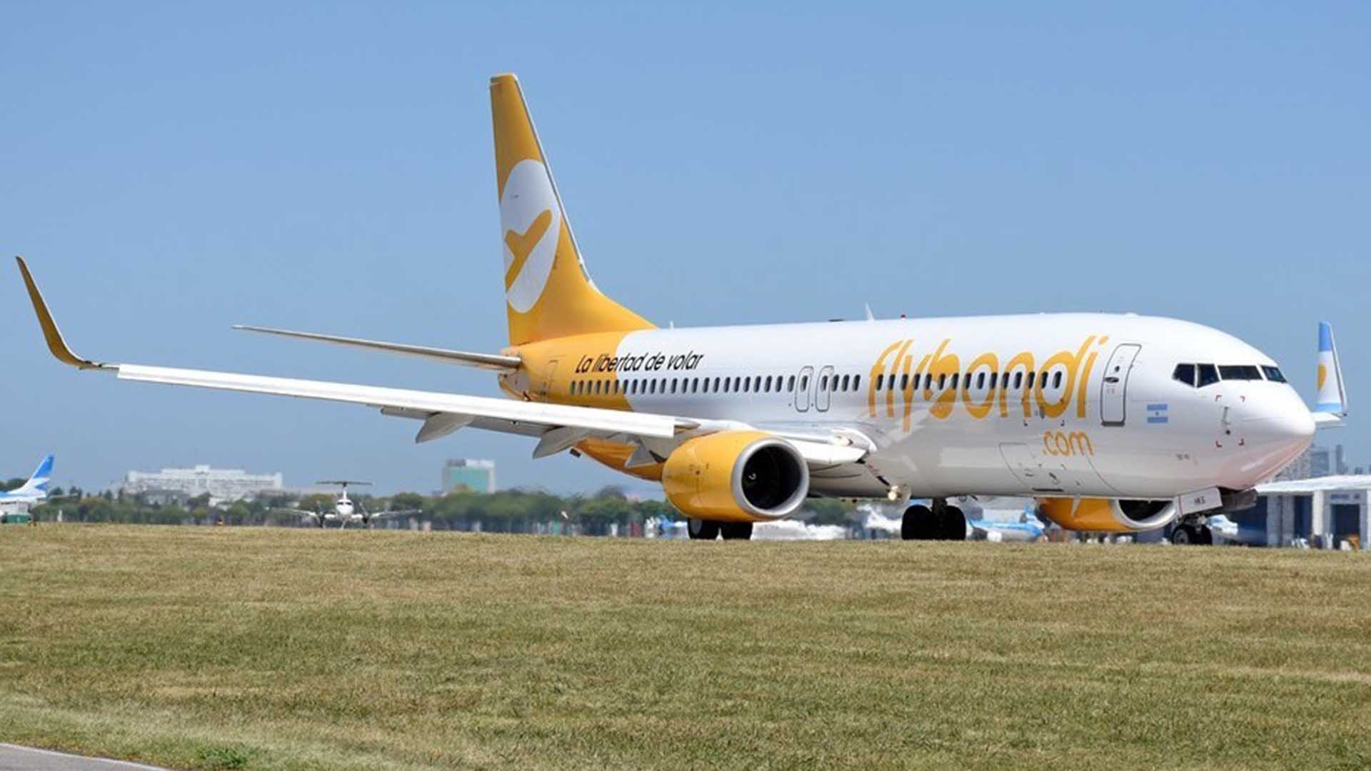Un avión de Flybondi dejó las valijas en tierra y se las envió a los  pasajeros un día después - Infobae