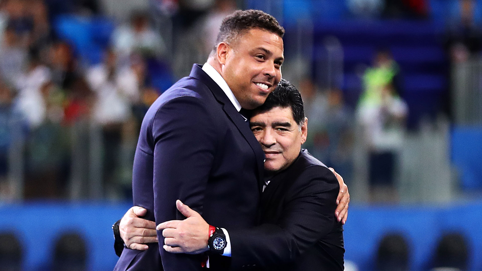 Abrazo de goleadores: el brasileño Ronaldo y Maradona (Foto: Getty)