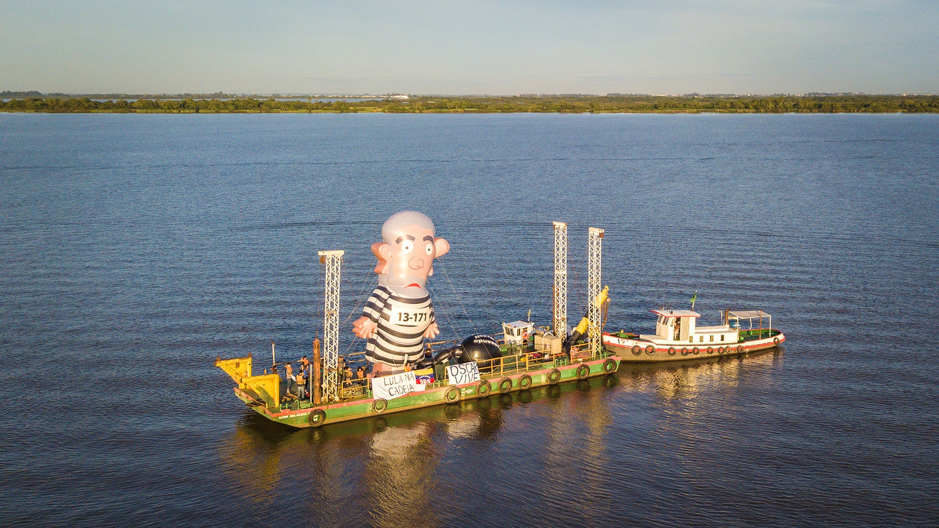 Un barco con Pixuleco a bordo, el inflable de Lula vestido con la ropa de preso (AFP)