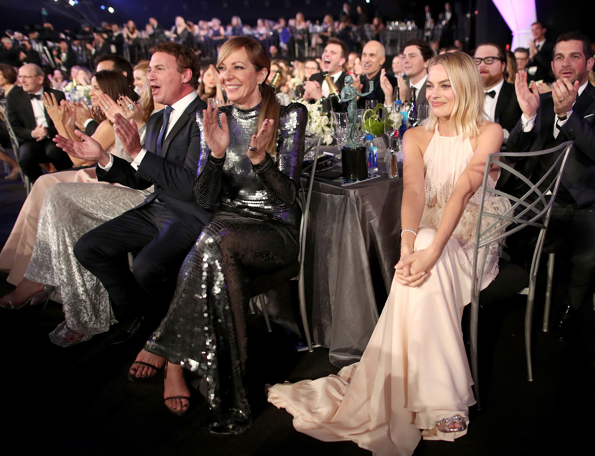 Margot Robbie (una de las más lindas de la noche) y Allison Janney compartieron la mesa. Fotos by Emma McIntyreGetty Images for Turner Image)