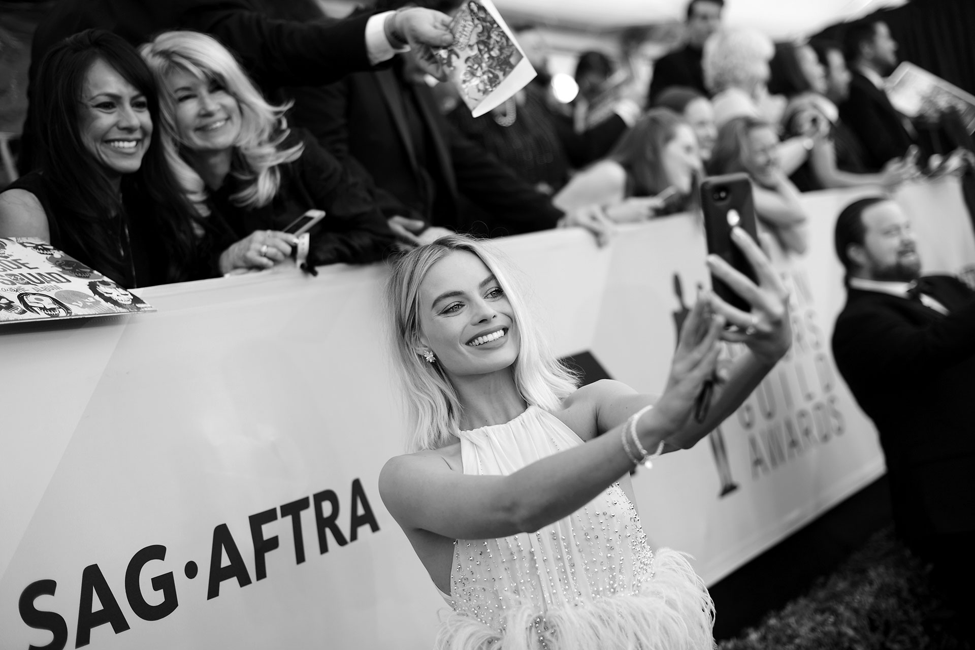 ¡Ellos también se sacan selfies! La divertida toma de Margot Robbie Foto by Charley GallayGetty Images forTurner-Image
