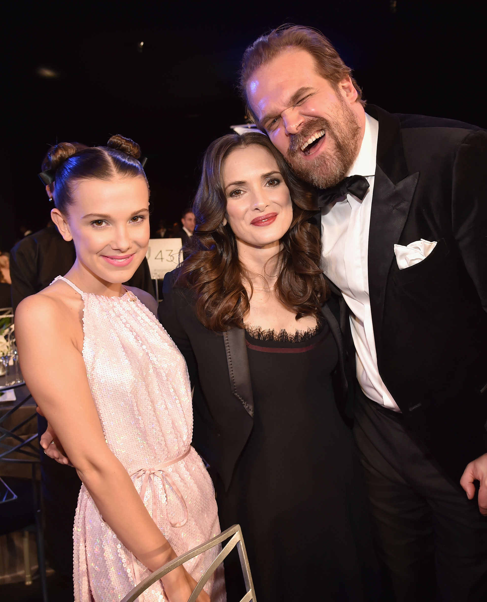 El encuentro entre Millie Bobby Brown, Winona Ryder y David Harbour. Foto by Kevin Mazur/Getty Images for Turner Image