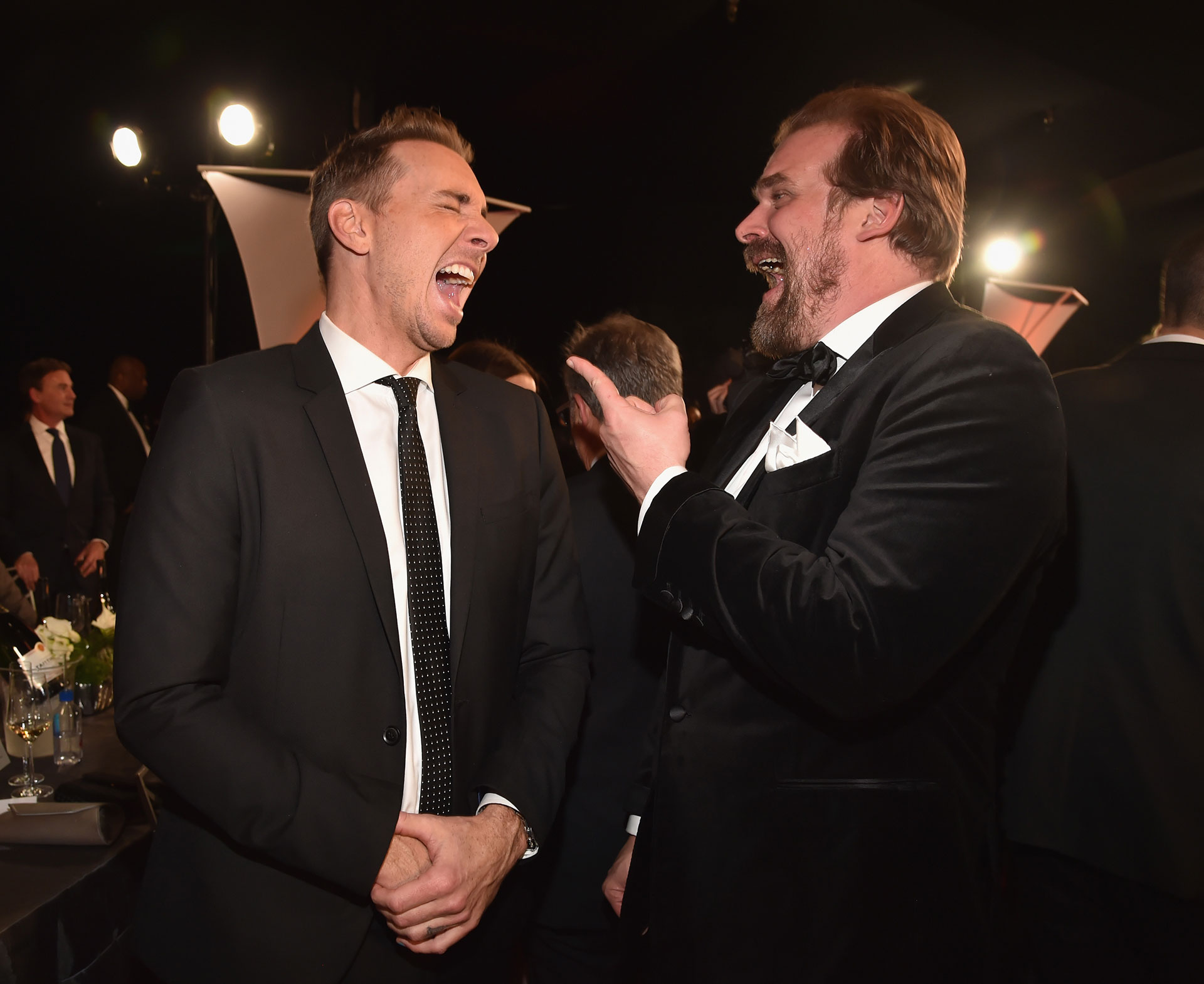 Muertos de risa Dax Shepard y David Harbour. Foto by Kevin Mazur Getty Images for Turner Image.