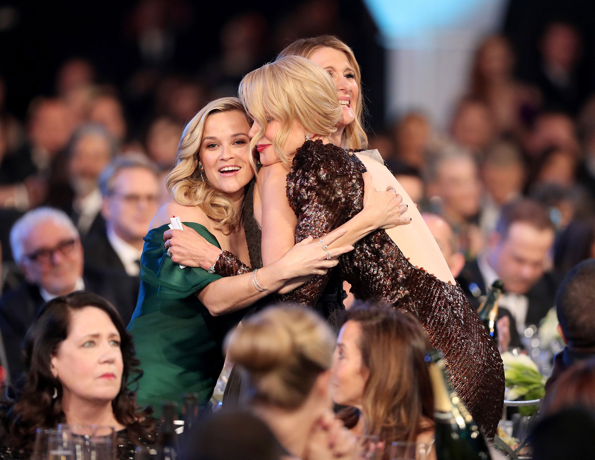 Abrazo de amigas: Nicole Kidman y Reese Whiterspoon. Foto by Christopher PolkGetty Images for Turner-Image)