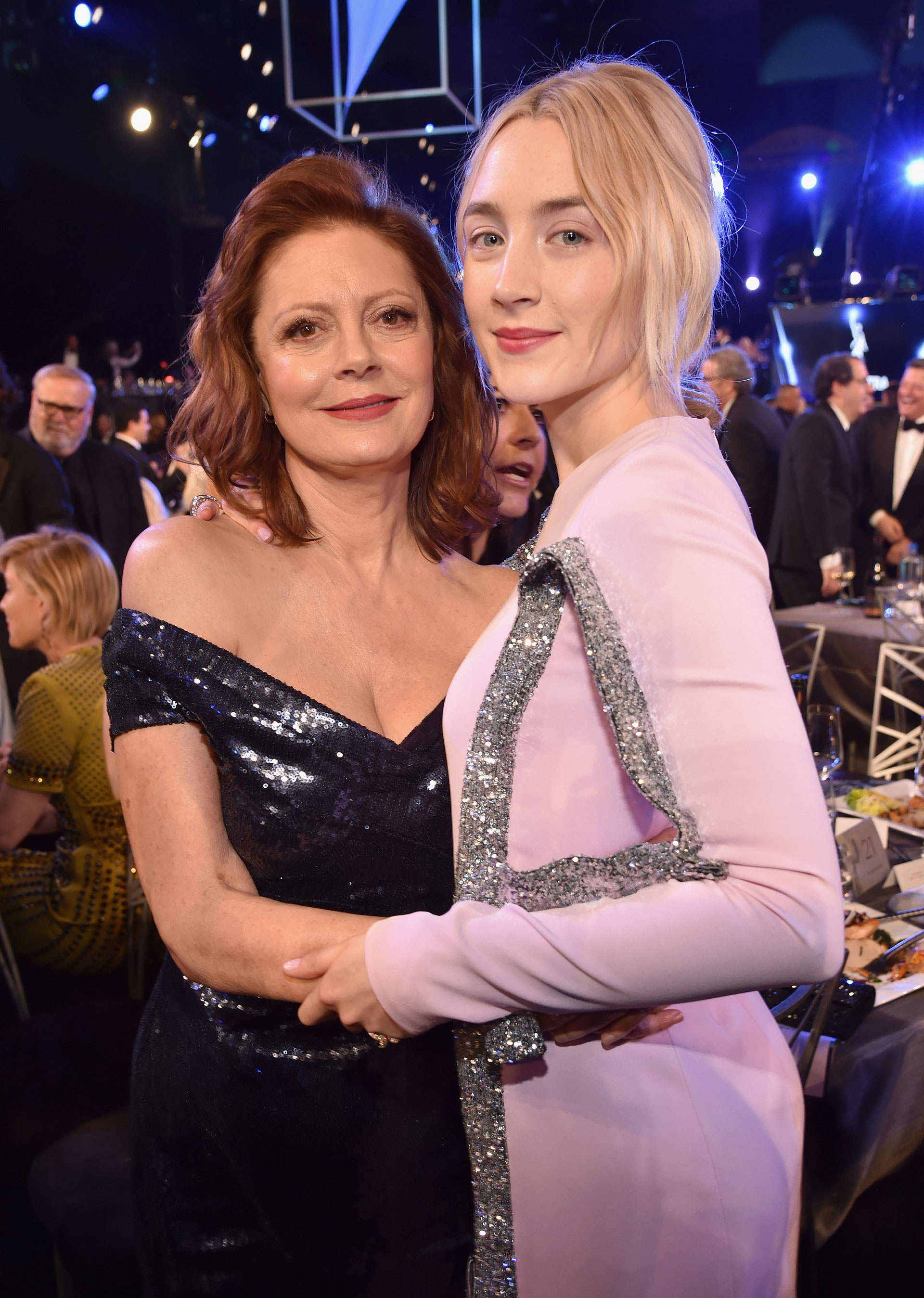 Susan Sarandon, es lo que se dice una persona amiguera. Aquí con Saoirse Ronan. Foto by Kevin MazurGetty Images for Turner Image.