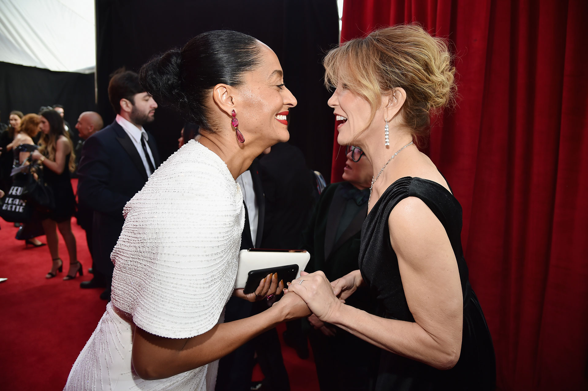 ¡No te lo puedo creer! Todos nos preguntamos que le está contanto Tracee Ellis Ross a Felicity Huffman. Foto by Kevin MazurGetty Images for Turner Image.