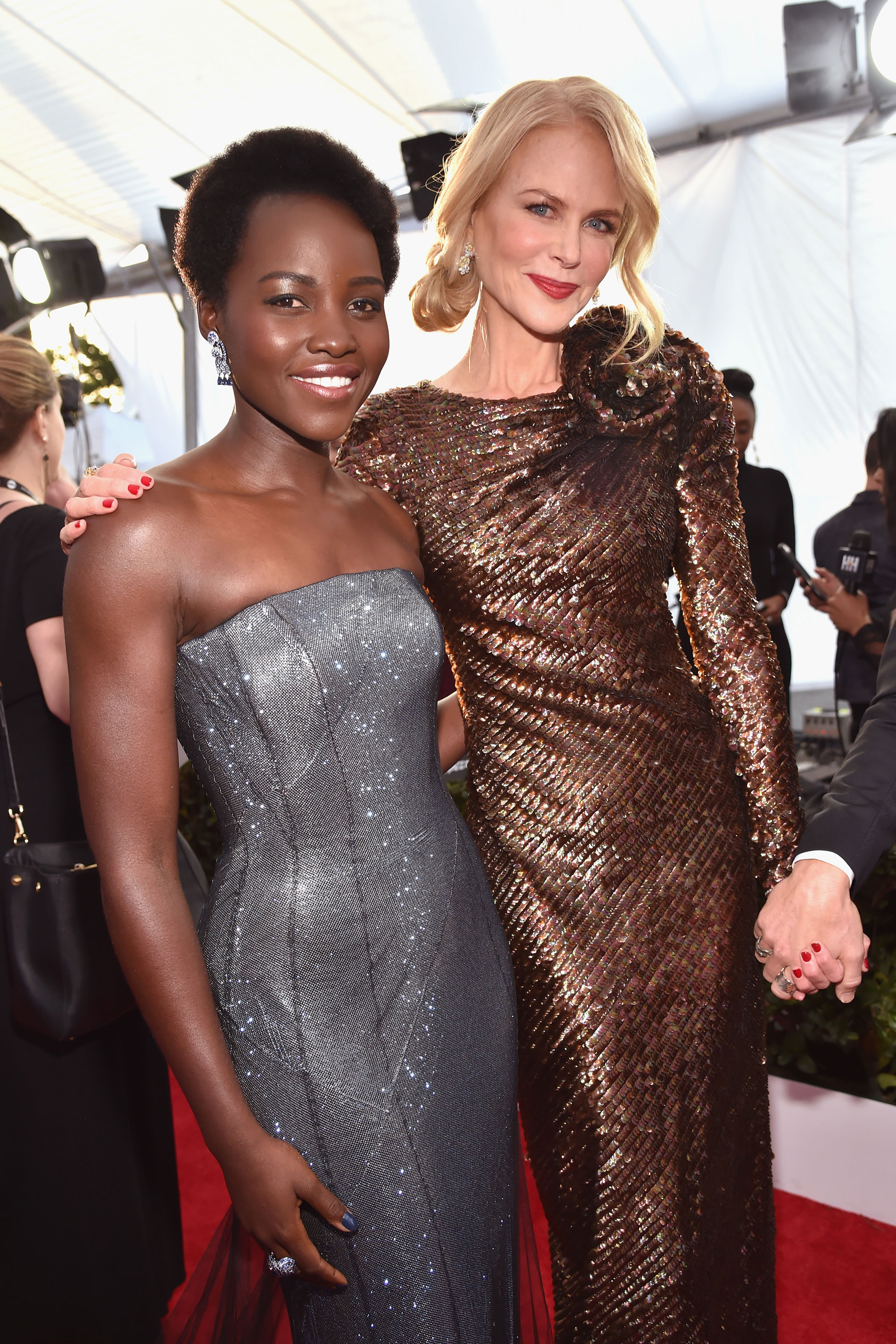 Un cálido encuentro entre Lupita Nyong y Nicole Kidman. Foto by Kevin MazurGetty Images for Turner Image.