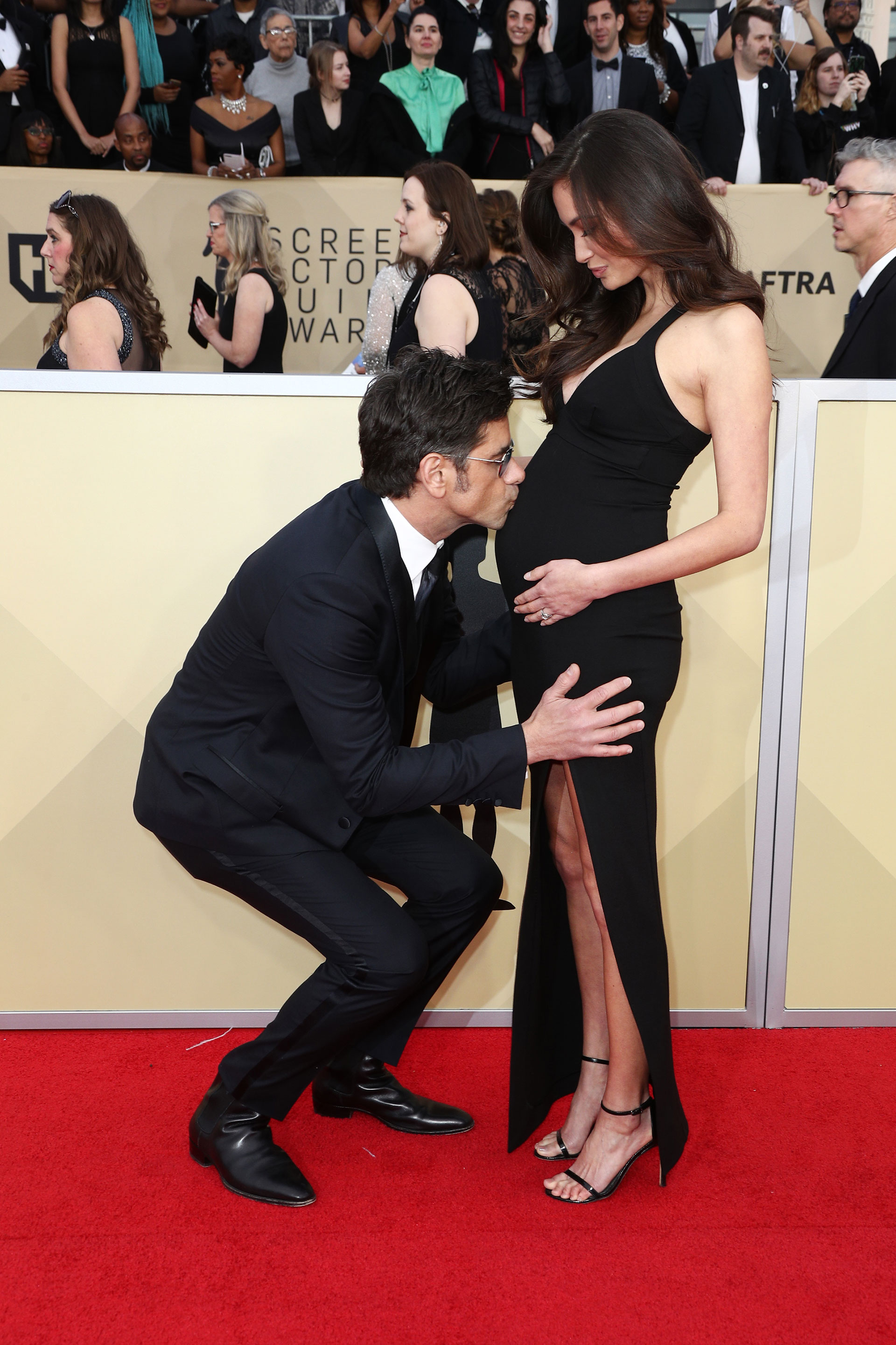 ¡Un amor! John Stamos besa la panza de Caitlin McHugh. Foto by Frederick M. Brown/Getty Images
