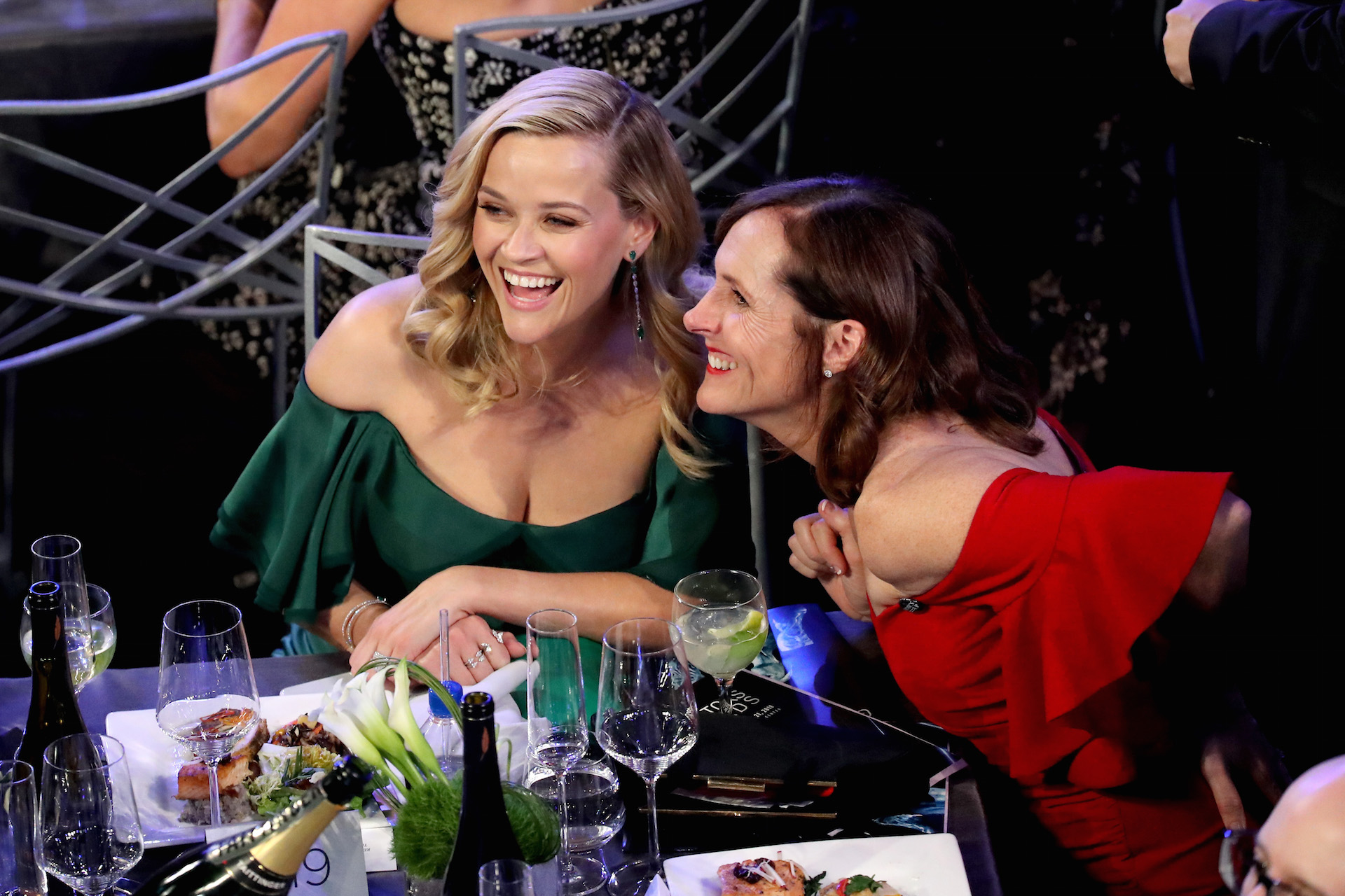 Divertidas Reese Whiterspoon y Molly Shannon en pleno chusmerio. Foto: Getty Images.