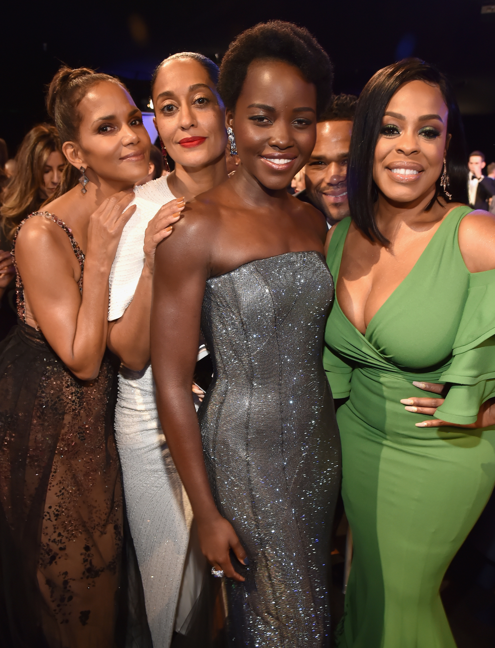 Chicas poderosas: Halle Berry, Tracee Ellis Ross, Lupita Nyong’o y Niecy Nash. Foto by Kevin Mazur/Getty Images for Turner Image.