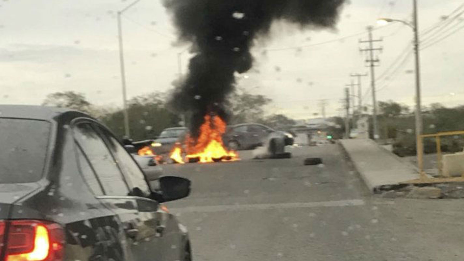 Varios neumáticos fueron quemados por presuntos integrantes del crimen organizado para evitar el paso de las autoridades.
