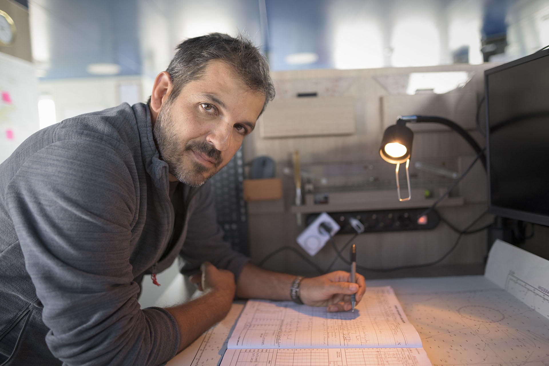 Fernando Romo a bordo del Arctic Sunrise, en Chile. (Christian Åslund/Greenpeace)