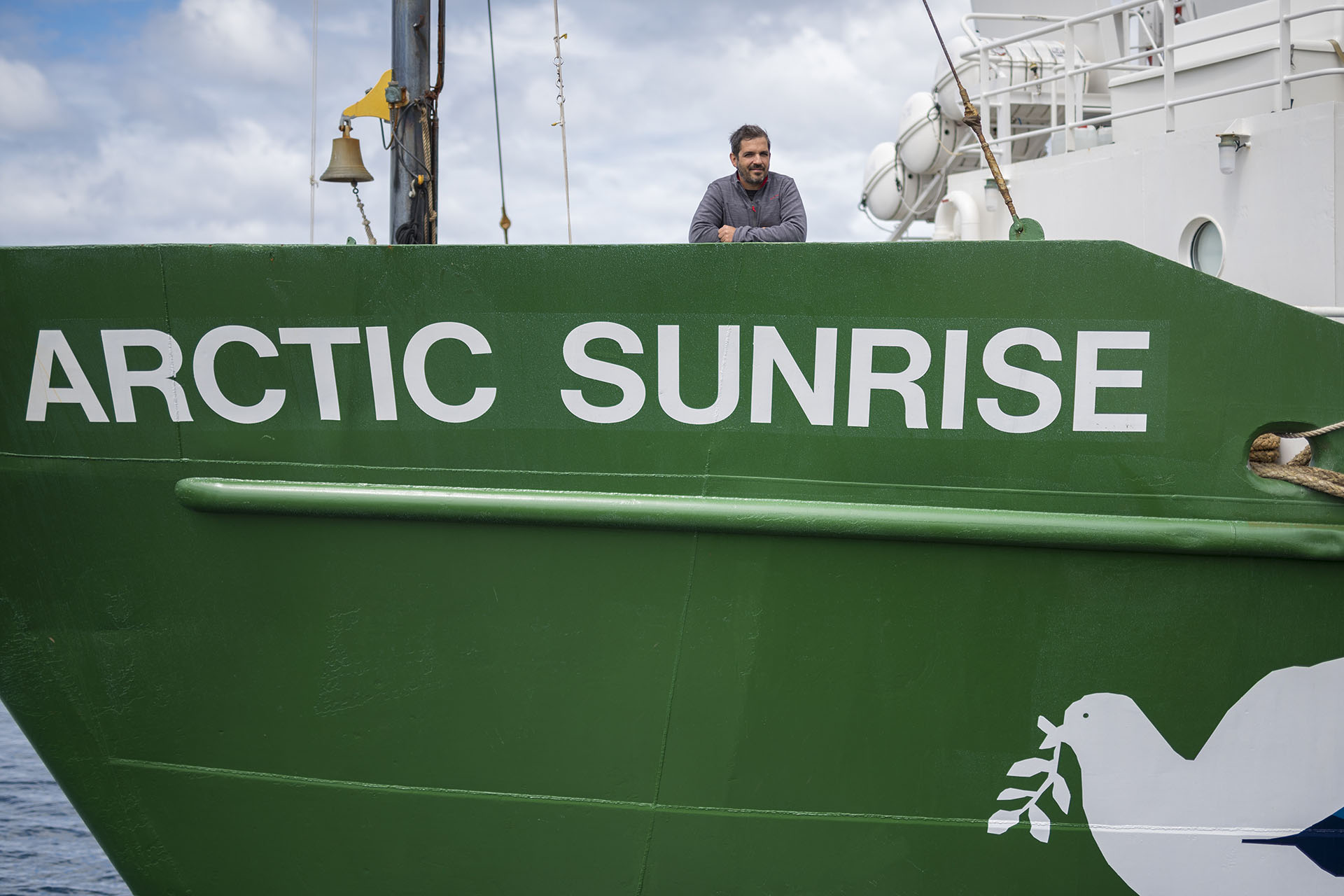 Fernando Romo en el puente de mando del Arctic Sunrise, en Chile. (Christian Åslund/Greenpeace)