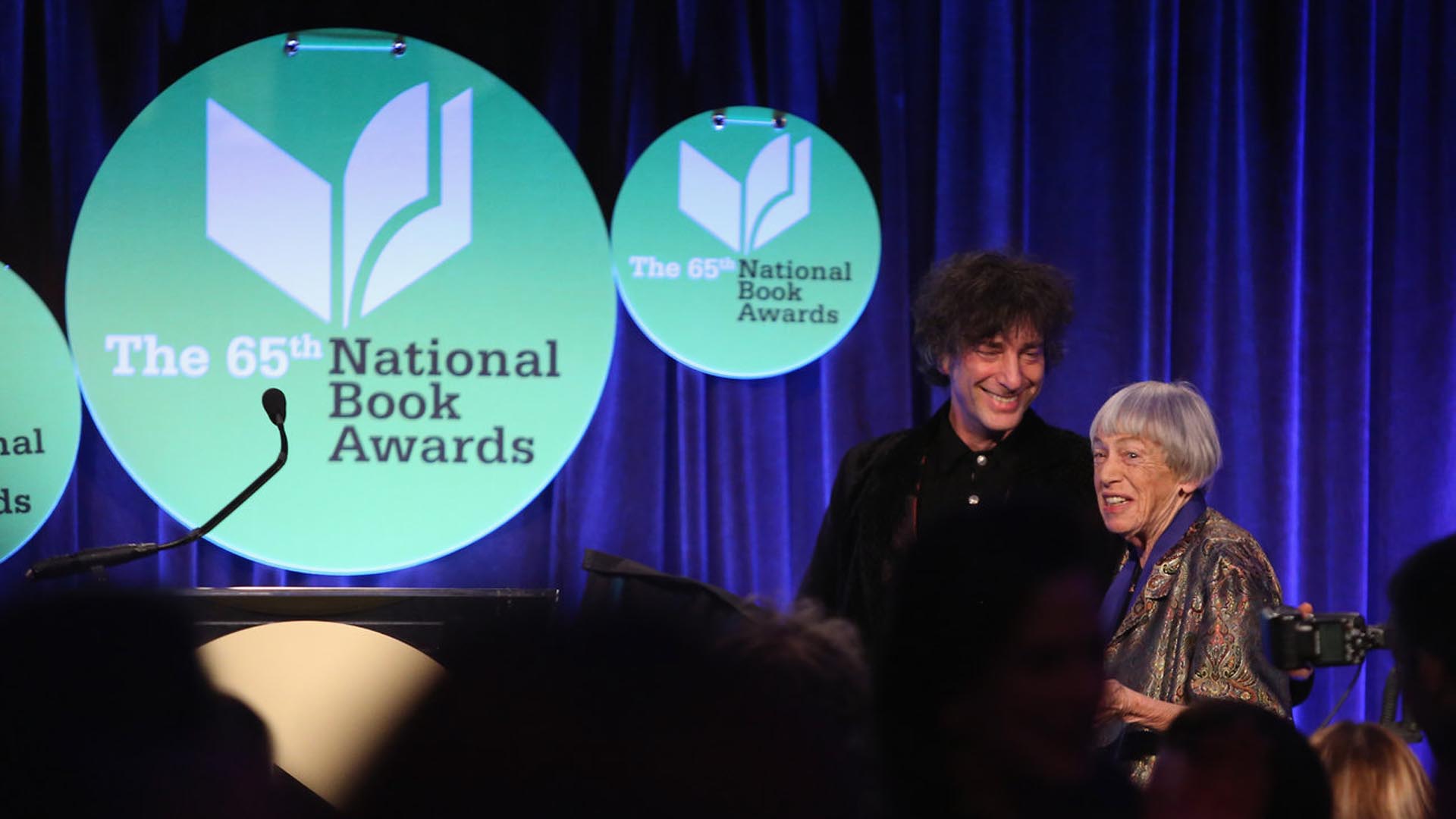 Gaiman y Le Guin en el Nat Book Award en 2014