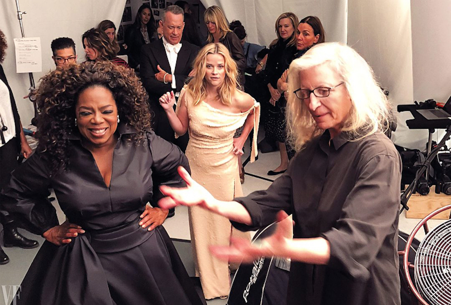 La fotógrafa Annie Leibovitz les explica la toma a Oprah Winfrey y Reese Witherspoon, las víctimas del photoshop. (Foto: Instagram)