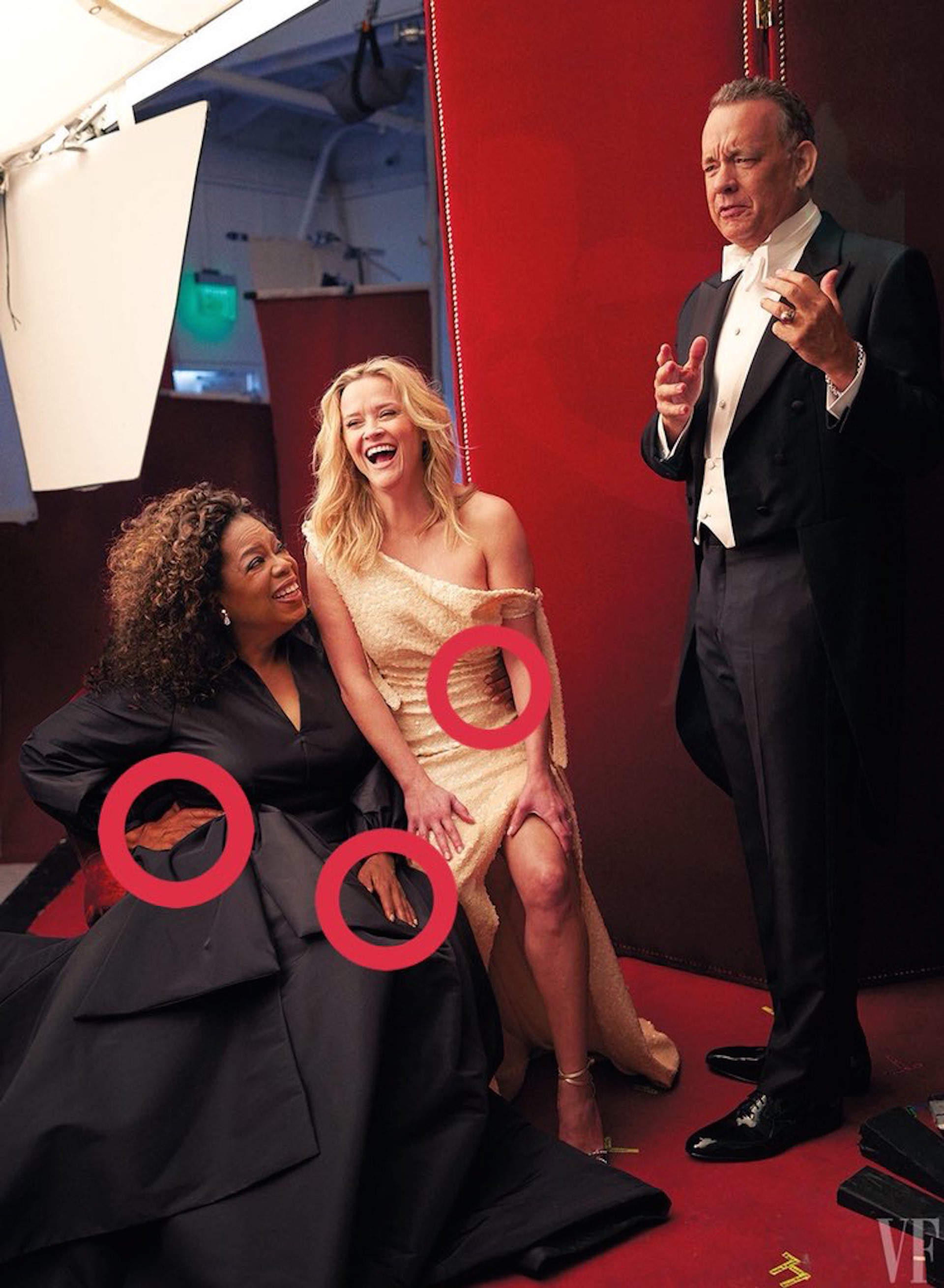 Las tres manos de Oprah mientras charla con Reese Witherspoon y Tom Hanks. (Foto: Instagram)