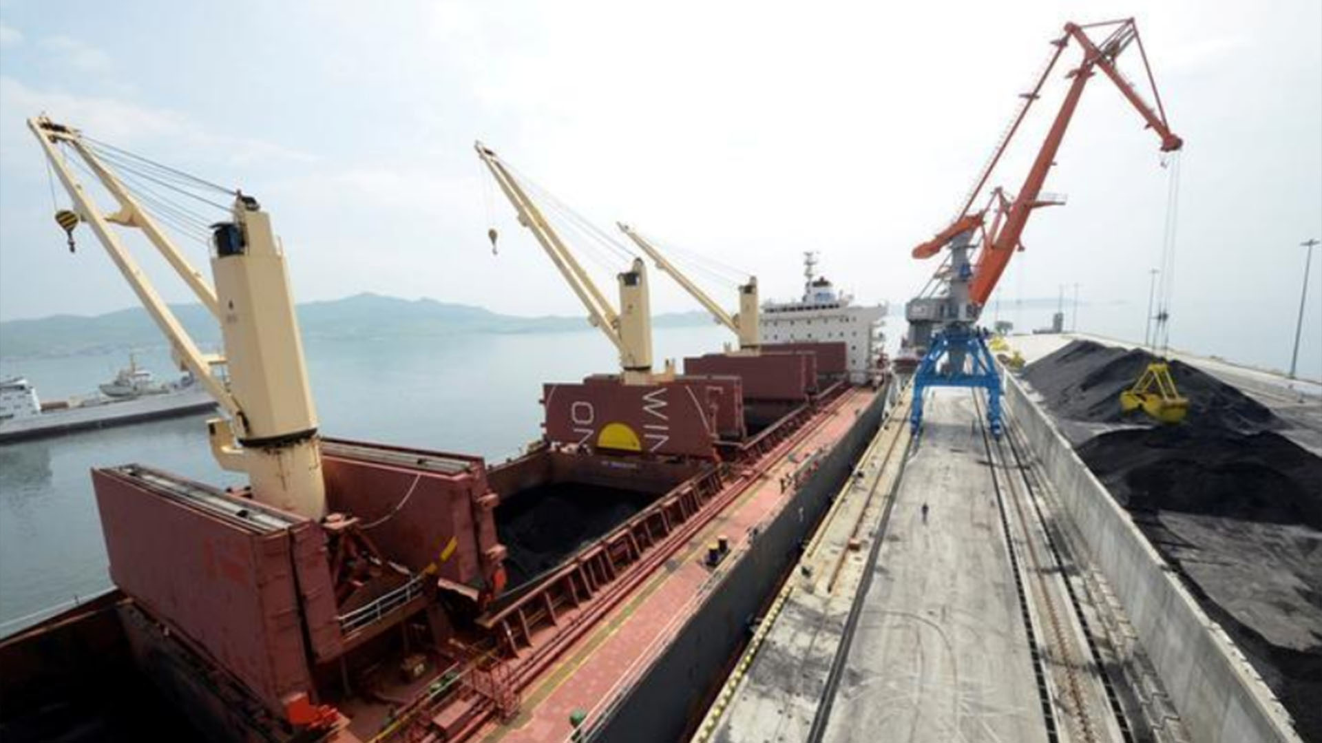 Un buque de carga norcoreano cargando carbón en 2014. Con las nuevas sanciones de 2017 las principales exportaciones del país se han visto bloqueadas (Reuters)