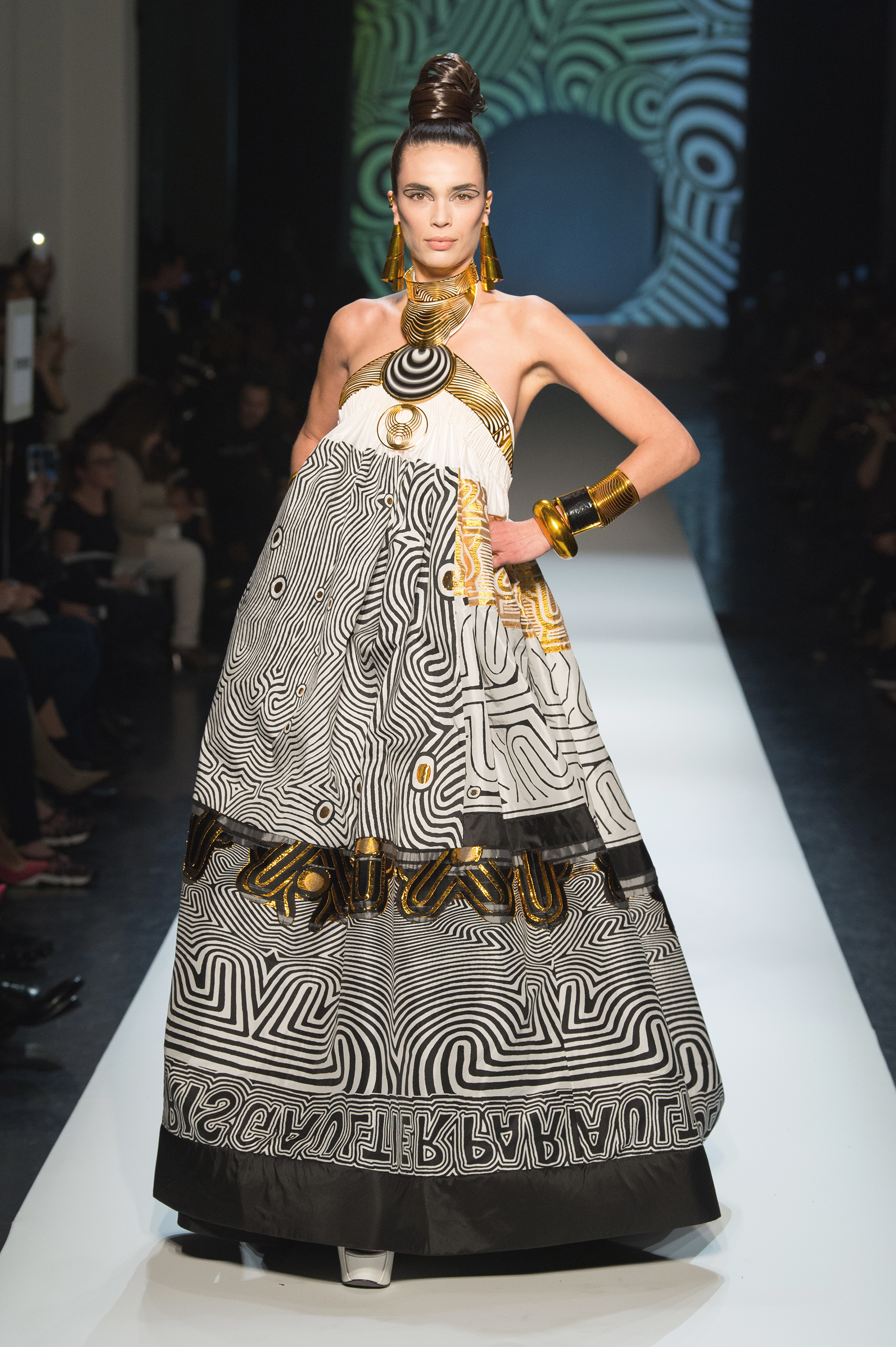 Vestidos de estampas étnicas acompañado de accesorios protagonistas