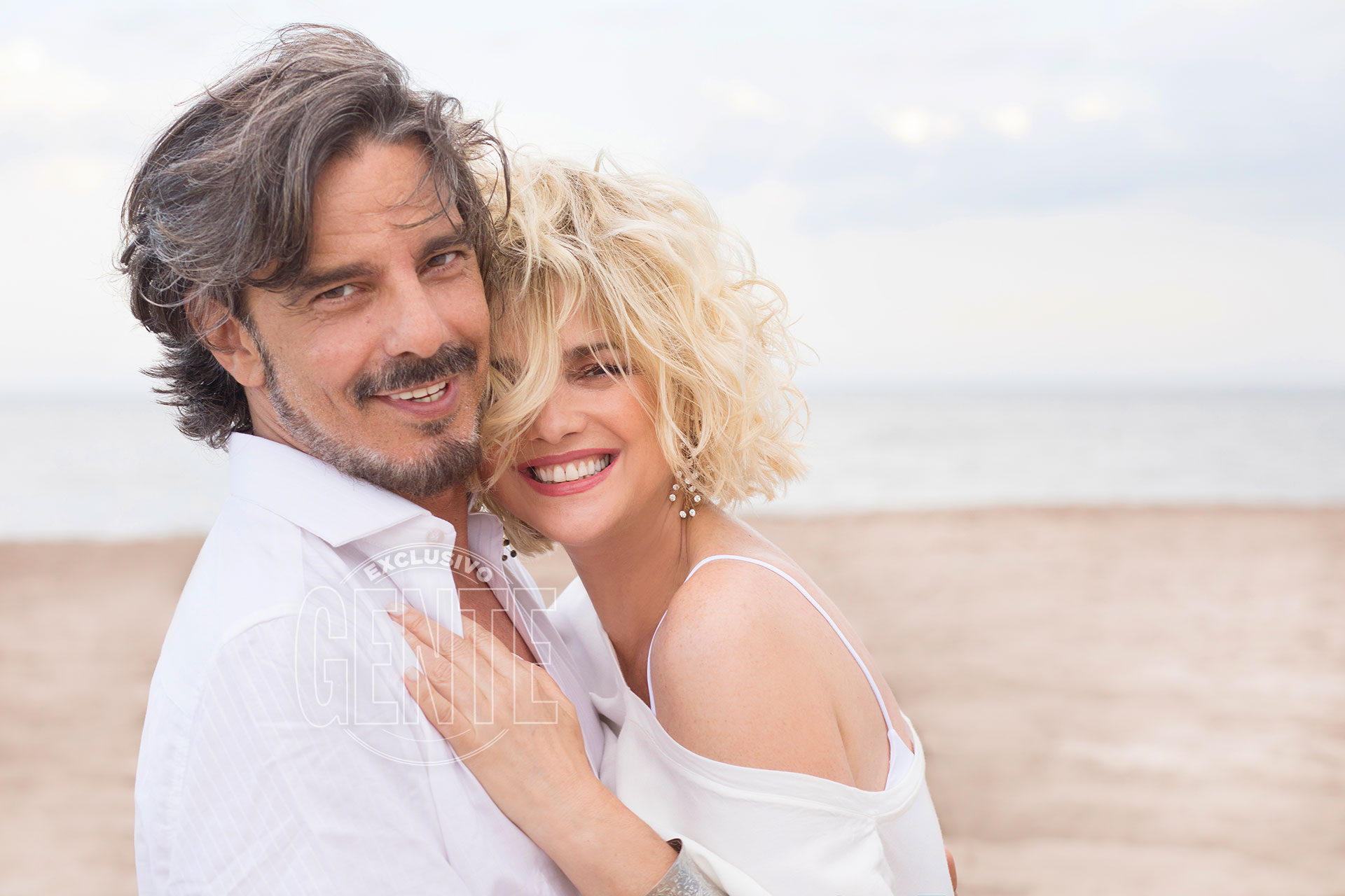 Araceli González hace temporada de teatro en Mar del Plata y detesta la soledad, Fabián hace tele en Buenos Aires y se las ingenia para sobrevivir. “Nos extrañamos mucho”. (Foto: Christian Beliera/GENTE)