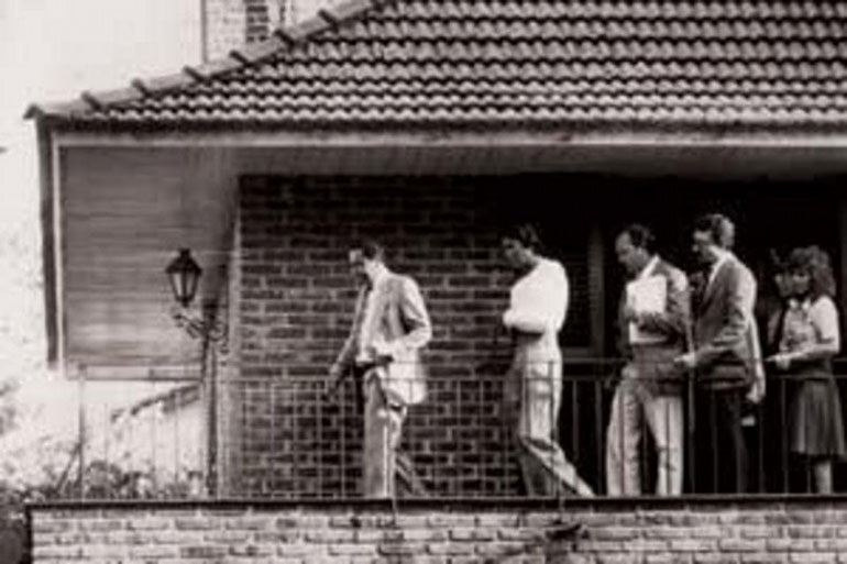 En la reconstrucción del homicidio, Monzón recorre el balcón junto al juez de la causa