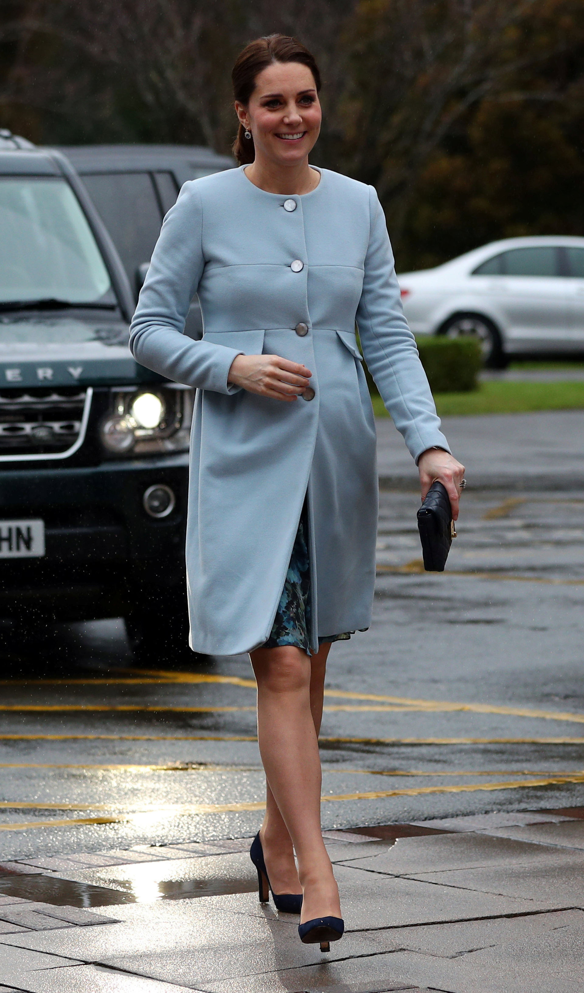 Elegante y distinguida, lució un tapado celeste con grandes bolsillos y sus infaltables stilettos, esta vez, de color azul